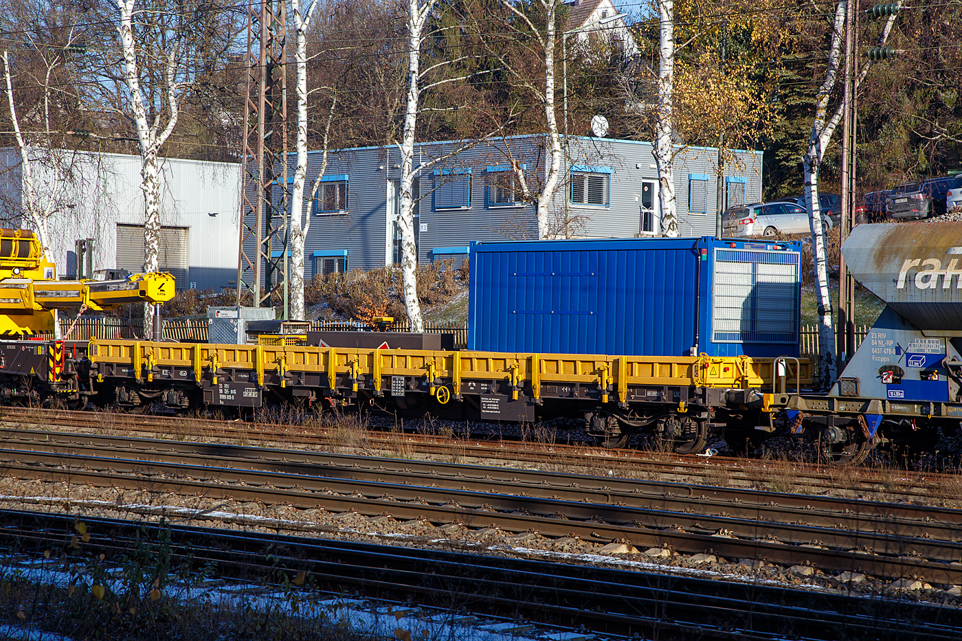 Der 4-achsiger Drehgestell-Flachwagen mit Seiten- und Stirnwandklappen sowie Drehrungen, 33 56 3999 005-0 SK-BUG, der Gattung Res, der BUG Vermietungsgesellschaft mbH, als Schutzwagen gegenlastseitig zum 125t Gleisbauschienenkran (Gleis- und Brückenbaukran) - KIROW Multi Tasker KRC 910, Kran 3 der MGW Gleis- und Weichenbau-GmbH & Co.KG (Berlin), Schweres Nebenfahrzeug Nr. D-MGWB 99 80 9419 025-8, am 15.12.2022 abgestellt in Kreuztal. 

Gut sieht man wie das Gegengewicht vom Kran mittels Hydraulikzylinder auf den Wagen abgestützt wird, dadurch werden in der Transportstellung die Achslasten vom Kran reduziert.

TECHNISCHE DATEN: 
Spurweite: 1.435 mm (Normalspur)
Anzahl der Achsen: 4 (in 2 Drehgestellen)
Länge über Puffer:  19.900 mm
Drehzapfenabstand:  14.860 mm
Achsabstand im Drehgestell:  1.800 mm
Laufraddurchmesser: 920 mm (neu)
Ladefläche: 51 m²
Länge der Ladefläche: 18.640 mm
Eigengewicht:  22.900 kg 
Max. Zuladung bei Lastgrenze S: 57,1 t (ab Streckenklasse C)
Max. Geschwindigkeit: 100 km/h (beladen) / 120 km/h (leer)
Kleinster bef. Gleisbogenradius:  75 m
Bremse: KE-GP (LL)
Bremssohle: IB 116
Feststellbremse: Ja
Verwendungsfähigkeit: RIV
