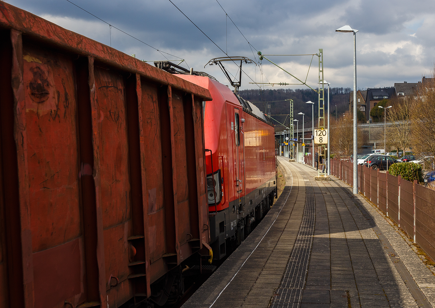 Der 500te SIEMENS Vectron, die 193 331-6 (91 80 6193 331-6 D-DB) der DB Cargo fährt am 14 März 2025 mit einem gemischten Güterzug durch Kirchen (Sieg) in Richtung Siegen / Kreuztal.

Die SIEMENS Vectron MS der Variante A22 wurde 2018 von Siemens in München-Allach unter der Fabriknummer 22407 gebaut. Diese Vectron Lokomotive ist als MS – Lokomotive (Multisystem-Variante) mit 6.400 kW und einer Höchstgeschwindigkeit von 200 km/h konzipiert, in der Variante A22 hat sie so die Zulassung für Deutschland, Österreich, die Schweiz, Italien und die Niederlande (D / A / CH / I / NL). So besitzt die Variante MS A22 folgende Zugsicherungssysteme: ETCS BaseLine 3, sowie für Deutschland (PZB90 / LZB80 (CIR-ELKE I)), für Österreich (ETCS Level 1 mit Euroloop, ETCS Level 2, PZB90 / LZB80), für die Schweiz (ETCS Level 2, ZUB262ct, INTEGRA), für Italien (SCMT) und die Niederlande (ETCS Level 1, ETCS Level 2, ATB-EGvv).
