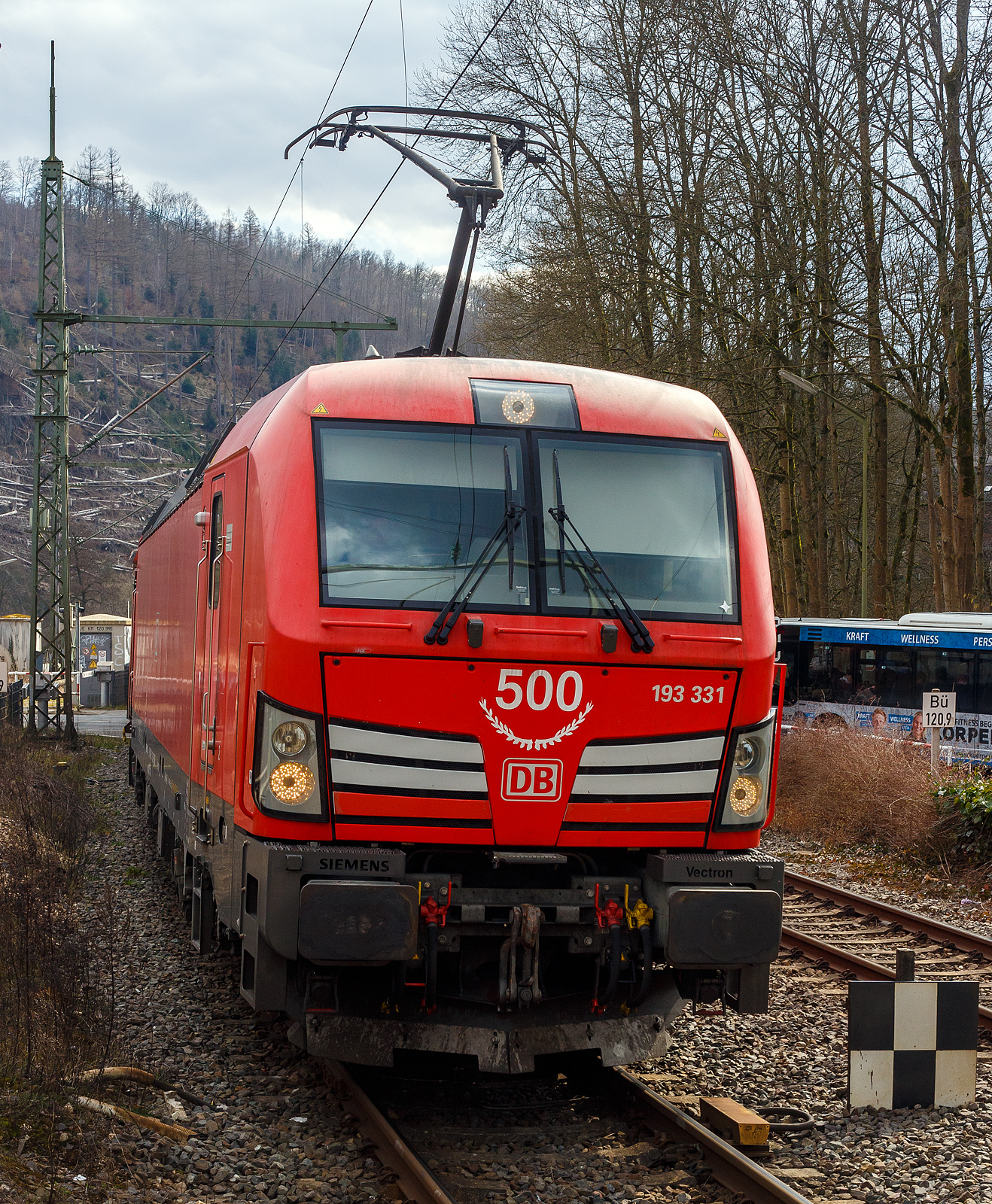 Der 500te SIEMENS Vectron, die 193 331-6 (91 80 6193 331-6 D-DB) der DB Cargo fährt am 14 März 2025 mit einem gemischten Güterzug durch Kirchen (Sieg) in Richtung Siegen / Kreuztal.

Die SIEMENS Vectron MS der Variante A22 wurde 2018 von Siemens in München-Allach unter der Fabriknummer 22407 gebaut. Diese Vectron Lokomotive ist als MS – Lokomotive (Multisystem-Variante) mit 6.400 kW und einer Höchstgeschwindigkeit von 200 km/h konzipiert, in der Variante A22 hat sie so die Zulassung für Deutschland, Österreich, die Schweiz, Italien und die Niederlande (D / A / CH / I / NL). So besitzt die Variante MS A22 folgende Zugsicherungssysteme: ETCS BaseLine 3, sowie für Deutschland (PZB90 / LZB80 (CIR-ELKE I)), für Österreich (ETCS Level 1 mit Euroloop, ETCS Level 2, PZB90 / LZB80), für die Schweiz (ETCS Level 2, ZUB262ct, INTEGRA), für Italien (SCMT) und die Niederlande (ETCS Level 1, ETCS Level 2, ATB-EGvv).

