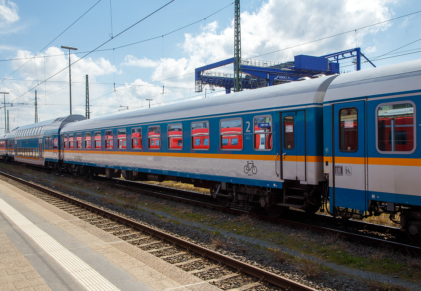 Der „alex“ 2. Klasse Reisezugwagen D-DLB 56 80 21-95 243-3, der Gattung Bomz, der DLB - Die Länderbahn GmbH (alex), ein  ehemaliger „Halberstädter“ 2. Klasse  DR-IC- Reisezugwagen, der Gattung/Bauart ex Bomz 236.x (ex DR Bmz 2190 oder 2195), abgestellt am 21.04.2023 im Zugverband beim Hbf Hof.

Für den Allgäuexpress wurden 2003 13 Bomz 236 vom PFA Weiden (Partner für Fahrzeugausstattung GmbH) hergerichtet, indem die Inneneinrichtung aufgearbeitet und unter Aufgabe eines WCs ein kleines Fahrradabteil eingerichtet wurde. Ab 2007 wurden die Wagen in den Farben des neuen alex lackiert, eine Anpassung im Innenraum erfolgte vorerst nicht. Nachdem 2011 die Wagen 21-95 231 bis 238 mit einem vergrößerten Fahrradabteil ausgerüstet wurden, sind heute nur noch 5 Wagen im Ursprungszustand im Einsatz, wie z. B. dieser hier.

TECHNISCHE DATEN:
Spurweite: 1.435 mm
Länge über Puffer: 26.400 mm
Wagenkastenlänge: 26.100 mm
Wagenkastenbreite:  2.825 mm
Höhe über Schienenoberkante: 4.050 mm
Drehzapfenabstand: 19.000 mm
Achsstand im Drehgestell: 2.600 mm
Drehgestell Bauart:  GP 200-S-Mg
Leergewicht: 38 t
Höchstgeschwindigkeit:  200 km/h
Sitzplätze: 66 in der  2. Klasse
Abteile: 11 der  2. Klasse
Fahrradstellplätze: 3
Toiletten: 1, geschlossenes System
Zulassung: RIC, Deutschland, Österreich, Schweiz (D,A,CH)
Bremse: KE-GPR-Mg (D
