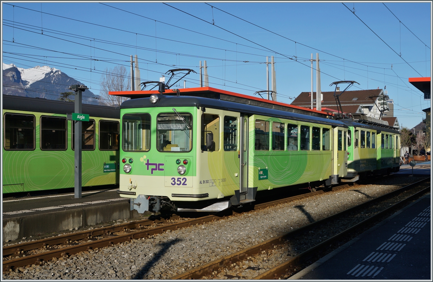 Der A-L Bt 352 mit dem Triebwagen BDeh 4/4 301 steht in Aigle. 

27. Jan. 2024