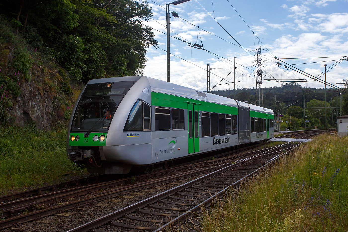 Der an die WEBA (Westerwaldbahn des Kreises Altenkirchen GmbH) für die Daadetalbahn vermietete VT 106 / HLB VT 509 106 (95 80 0946 406-5 D-HEB / 95 80 0646 406-8 D-HEB / 95 80 0946 906-4 D-HEB), ein Stadler GTW 2/6 der HLB (Hessische Landesbahn GmbH), fährt nun (am 12 Juni 2024) nach dem Rangiermanöver vom Bahnhof Scheuerfeld (Sieg) nach Betzdorf (Sieg). Zuvor war er vom Betriebshof der Westerwaldbahn in Steinebach-Bindweide hinabgekommen, vom Kleinbahnhof der WEBA Scheuerfeld (Sieg) musste er in den DB Bahnhof rangieren um dann nach Betzdorf fahren zu können.  

Der Dieseltriebzug wurde 1999 bei DWA, Bautzen (Deutsche Waggonbau AG, heute Bombardier Transportation) unter der Fabriknummer 509/003 gebaut. Der elektrische Teil und die Fahrwerke sind von ADtranz aus Schweiz.
