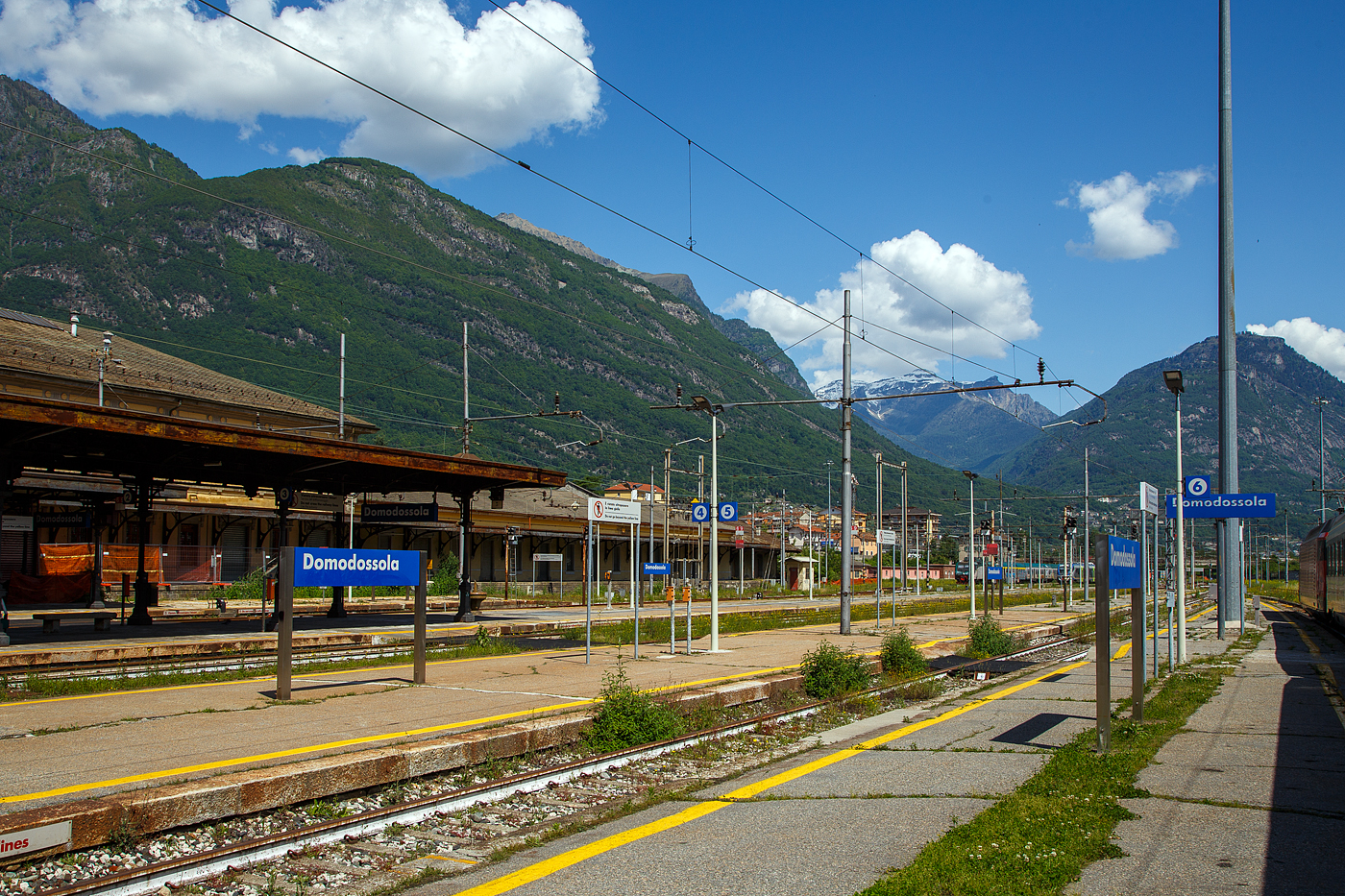 Der Bahnhof Domodossola (italienisch Stazione di Domodossola) am 26 Mai 2023 vom Gleis 6 in nördlicher Blickrichtung (Simplon).

Der Bahnhof wurde am 9. September 1888 zusammen mit dem Rest des Abschnitts Domodossola - Arona der Eisenbahnlinie Mailand - Domodossola eröffnet. Es wurde im Rahmen eines seit den 1870er Jahren geplanten Eisenbahnbauprojekts gebaut. Ziel des Projekts war es, die Isolation des Ossola- Tals zu überwinden, indem es mit Novara und Turin verbunden wurde.

Am 1. Juni 1906 wurde Domodossola durch die Eröffnung des Simplon-Tunnels und der durch ihn fahrenden Brig-Domodossola-Eisenbahn zu einer internationalen Einrichtung ausgebaut.