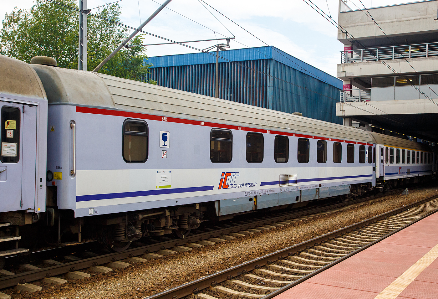 Der Bar-/Speisewagen 50 51 88-70 198-9 PL-PLKIC der Gattung WRnouz (113Aa) der PKP Intercity am 25 Juni 2017 im Hauptbahnhof Posen (Poznań Główny), eingereiht in den TLK 56134 von Wrocław Glowna (Breslau) via Gdańsk (Danzig) nach Gdynia Glowna / Gdingen Hbf (von 1939–1945 Gotenhafen bekannt), eine Hafenstadt in der Danziger Bucht (Polen).

Diese Wagen wurden zwischen 1978 bis 1981 von der F.P.S. H. Cegielski – Poznań S.A. (HCP) im polnischen Posen gebaut.

TECHNISCHE DATEN:
Länge über Puffer: 24.400 mm
Drehzapfenabstand: 17.200 mm
Leergewicht: 45 t
Höchstgeschwindigkeit: 160 km/h
Sitzplätze: 26
Zulassungen: RIC
