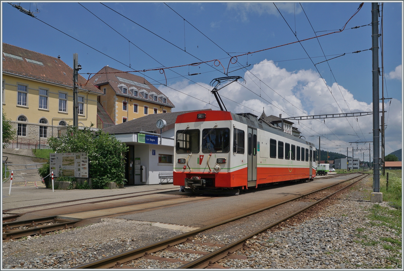 Der BDe 4/4 N° 8 auf dem Weg nach La Chaux-de Fonds beim Halt in La Sagne.

27. Juni 2024 