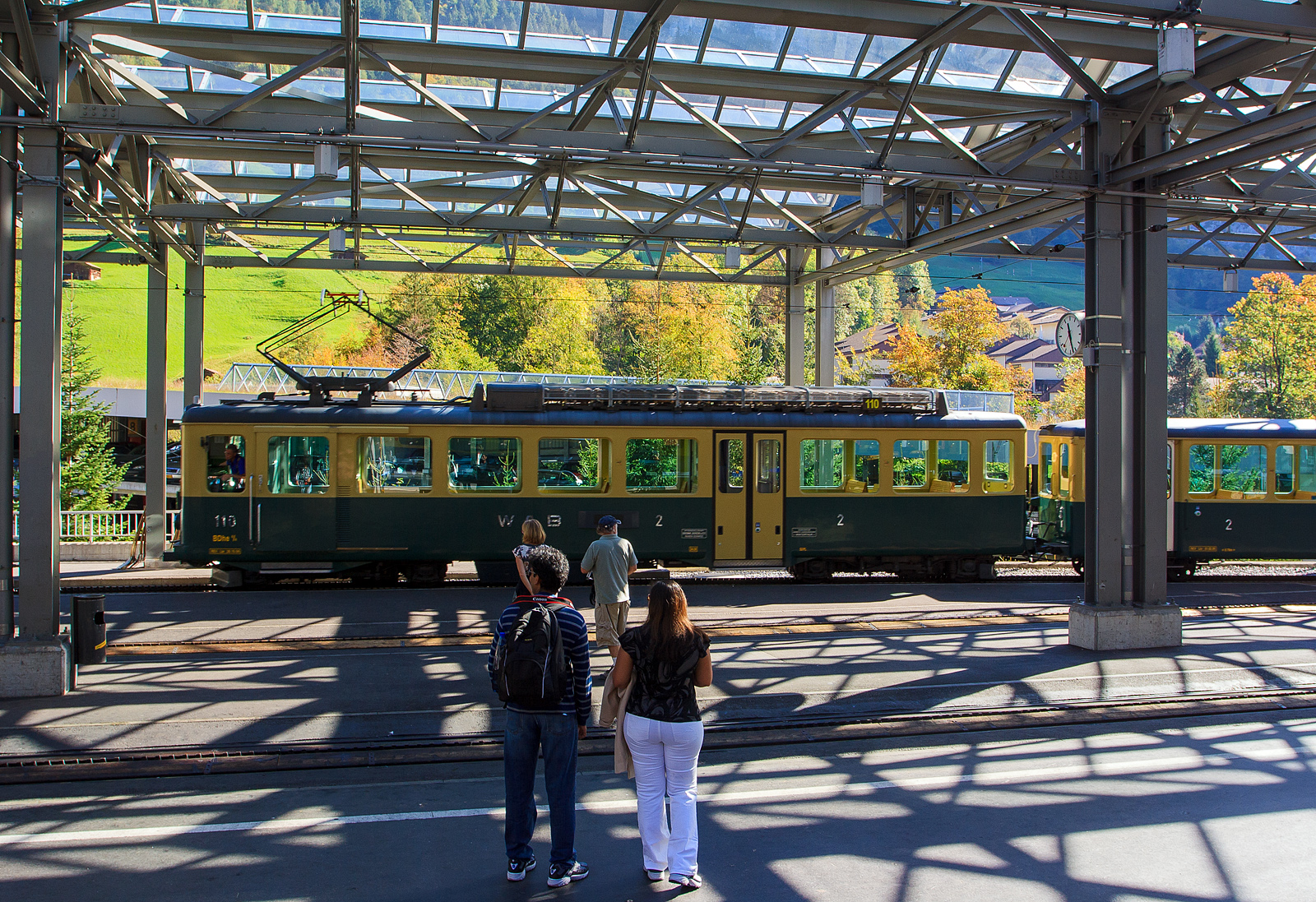 Der BDhe 4/4 – 110 der WAB – Wengernalpbahn wartet am 02.10.2011 in Lauterbrunnen auf die Fahrgäste.

Die BDhe 4/4 sind vierachsige Zahnradtriebwagen der Wengernalpbahn (WAB), von denen insgesamt 18 Exemplare in den Jahren 1947 bis 1964 von der WAB beschafft wurden.

Dieser Triebwagen wurde 1960 von der Schweizerischen Lokomotiv- und Maschinenfabrik (SLM) in Winterthur gebaut, die elektrische Ausrüstung ist von BBC. Im Jahr 2022 wurde der Triebwagen ausrangiert und nach Rumänien verkauft.

In der Mitte der 1920er Jahre befasste sich die WAB mit der Beschaffung neuer leistungsfähiger Zahnradtriebwagen. Doch der Kriegsausbruch und die daher entstandenen Einnahmeneinbussen erlaubten erst 1945 eine Beschaffung. So bestellte die WAB bei SLM und BBC insgesamt elf schnelle Zahnradtriebwagen BCFeh 4/4 101–111. Dies waren die ersten Personenfahrzeuge mit Mittelgang der WAB. 1961 bestellte die WAB sieben weitere ABFeh 112–118. Diese Beschaffung sollte nun alle lokbespannten Züge ersetzen und somit das Pendelzugzeitalter einläuten. Alle Zahnradtriebwagen wurden entgegen der ursprünglichen Planung nur mit einem talseitigen Führerstand gebaut. Zunächst verkehrten sie, wie die Lokomotiven, mit Vorstellwagen. Die Beschaffung von Steuerwagen ab 1962 sollte es ermöglichen, dass der Lokführer selbst immer an der Zugspitze den Zug führen kann (siehe auch Steuerwagen der Wengernalpbahn). Doch erst nach dem Einbau der Fernsteuerung in die Triebwagen konnte der Pendelzugbetrieb 1964 aufgenommen werden. Im Jahre 1982 wurde die 1. Klasse abgeschafft. Die Triebwagen hießen nun BDhe 4/4 101–118, allerdings wurde die Typenbezeichnung noch lange als BDeh 4/4 am Fahrzeug angeschrieben. Das Eidgenössische Amt für Verkehr hatte 1966 vorgeschrieben, dass reine Zahnradfahrzeuge mit he und gemischte Adhäsions/Zahnradfahrzeuge mit eh zu bezeichnen seien,

1998 wurden einige Triebwagen teilweise modernisiert, erhielten außenbündige Türen und Funkfernsteuerung. 

Die BDhe 4/4 besitzen insgesamt 38 Sitzplätze, ausschließlich in der 2. Klasse. Zudem haben sie einen 2,60 m² großen Gepäckraum. Eine Doppeltür je Seite ermöglicht schnellen Fahrgastwechsel. Ferner ist im talseitigen Teil des Triebwagens, direkt hinter dem Führerstand, auf beiden Seiten eine Schiebetür vorhanden, welche das Ein- und Ausladen der Gepäckstücke ermöglicht.

TECHNISCH DATEN:
Baujahre: 1947 bis 1964
Hersteller: 	SLM, BBC
Nummerierung: 101 bis 118
Achsformel: 2'zz 2'zz
Spurweite: 800 mm
Zahnradsystem: 	Riggenbach-Pauli
Länge über Puffer : 15.170  mm
Drehzapfenabstand: 12.200 mm
Achsstand 	im Drehgestell: 2.750 mm
Zahnradteilkreis-Ø: 573 mm
Laufraddurchmesser: 673 mm (neu)
Leergewicht: 24 t
Leistung: 4x 110 kW = 440 kW
Stundenzugkraft: 83 kN
Zul. Höchstgeschwindigkeit: 22 km/h (Bergfahrt) 15 km/h (Talfahrt)
Übersetzung:  1:12,9
Sitzplätze: 	38
Ladefläche: 2,6 m²
Stromsystem: 1.500 V DC
Beharrungsbremse: elektrisch
Max. Neigung : 250 ‰

Die Wengernalpbahn, kurz WAB, ist eine 1893 eröffnete schmalspurige Zahnradbahn  im Berner Oberland, mit einer Spurweite von 800 mm und dem Zahnstangensystem Riggenbach-Pauli. Sie führt von Lauterbrunnen über Wengen und die Kleine Scheidegg nach Grindelwald. Benannt wurde sie nach der Wengernalp, die sich zwischen Wengen und der Kleinen Scheidegg befindet. Mit einer Länge von 19,114 km gilt sie als längste durchgehende Zahnradbahn der Welt.
