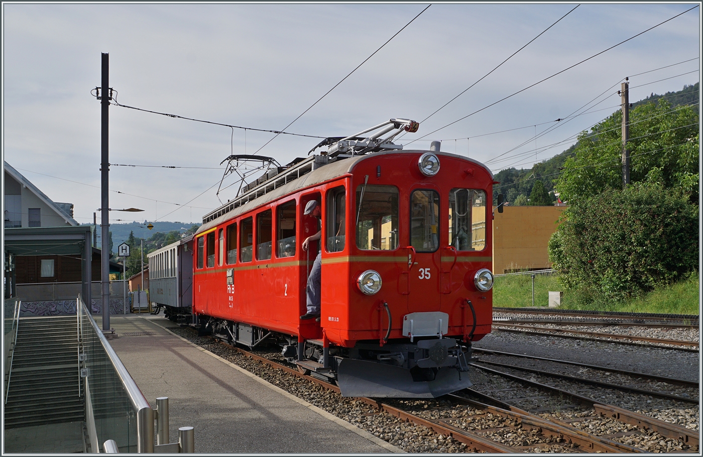 Der Bernina Bahn RhB ABe 4/4 I 35 der Blonay Chamby Bahn ist nun in Blonay mit dem mitzunehmenden Personenwagen bereit für die Leerrückfahrt nach Chaulin. 

4. Aug. 2024