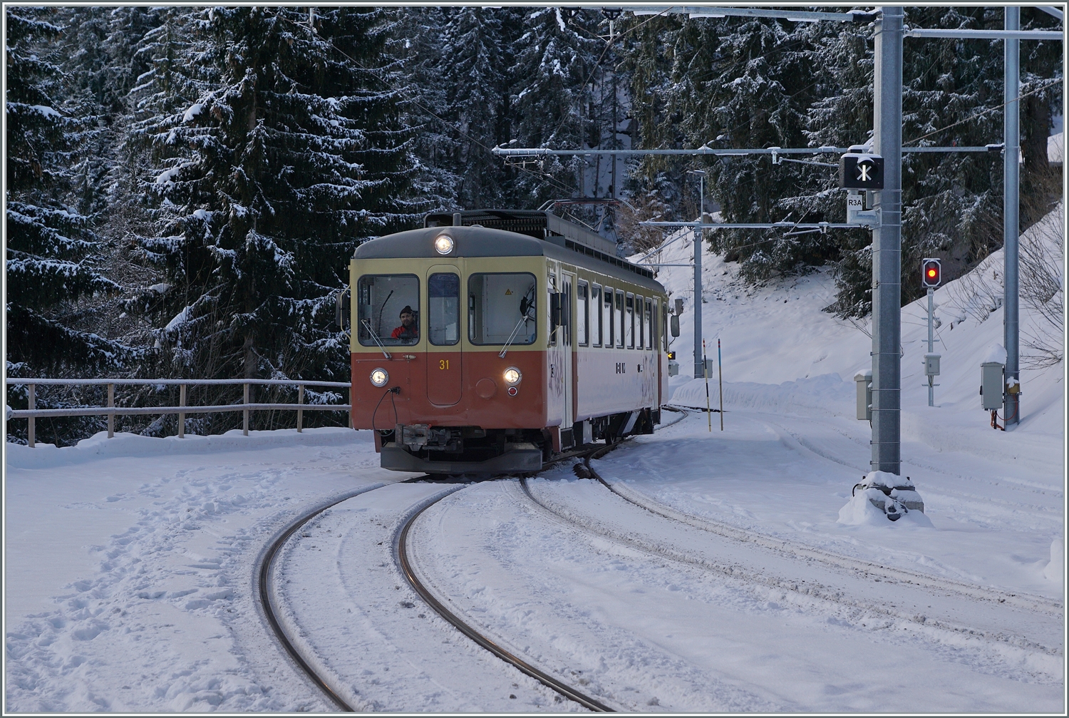 Der BLM Be 4/4 N° 31  Lisi  (ex asm) wird in Grütschalp bereitgestellt. 
Noch liegt die auf recht hoher Lage verlaufende BLM im Schatten der Jungfrau. 

16. Januar 2024