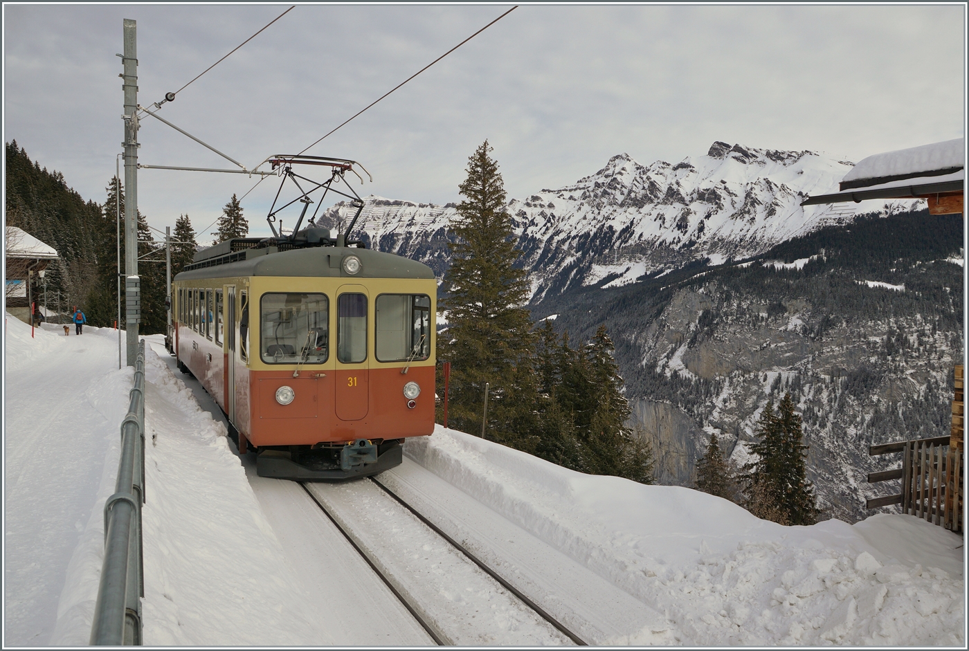 Der BLM Be 4/4 N° 31 (ex Bipperlisi) bei der Einfahrt in Mürren; eindrücklich der Blick in die tiefe Schucht rechts im Bild. 

16. Jan. 2024