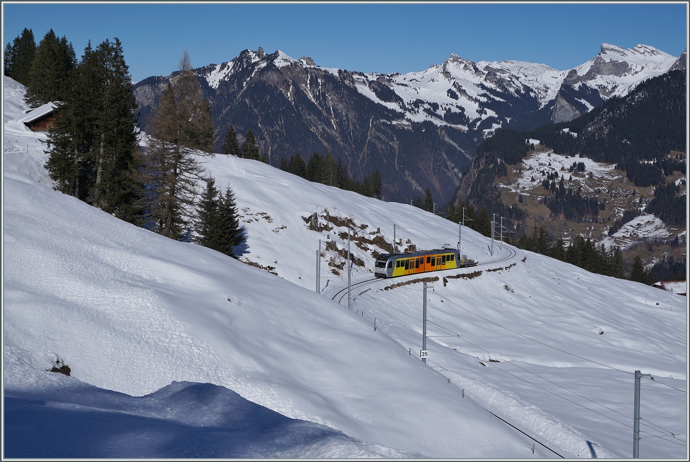 Der BLM Be 4/6 102  Mönch  ist auf dem Weg von der Grütschalp nach Mürren und konnte auf etwa der halben Strecke zwischen der Grütschalp und Winteregg fotografiert werden. 

18. Februar 2025