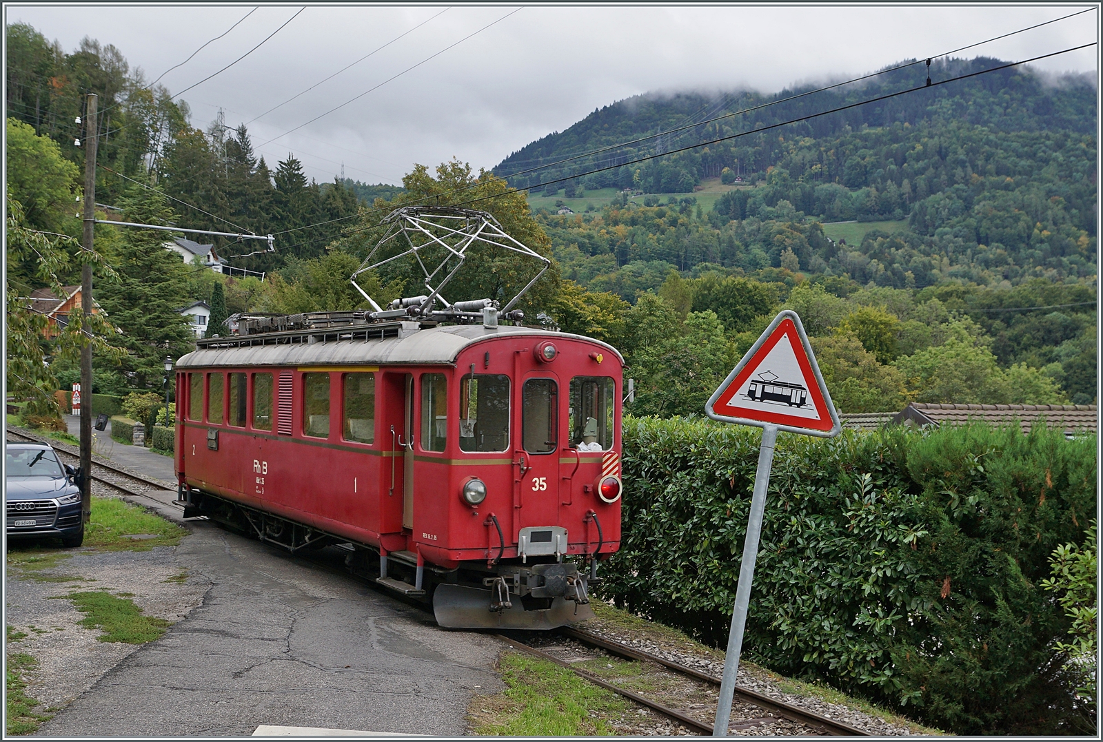 Der Blonay-Chamby Bahn RhB Bernina Bahn ABe 4/4 I N° 35 hat Blonay verlassen und fährt nun in Richtung Chamby. 

1. Oktober 2022