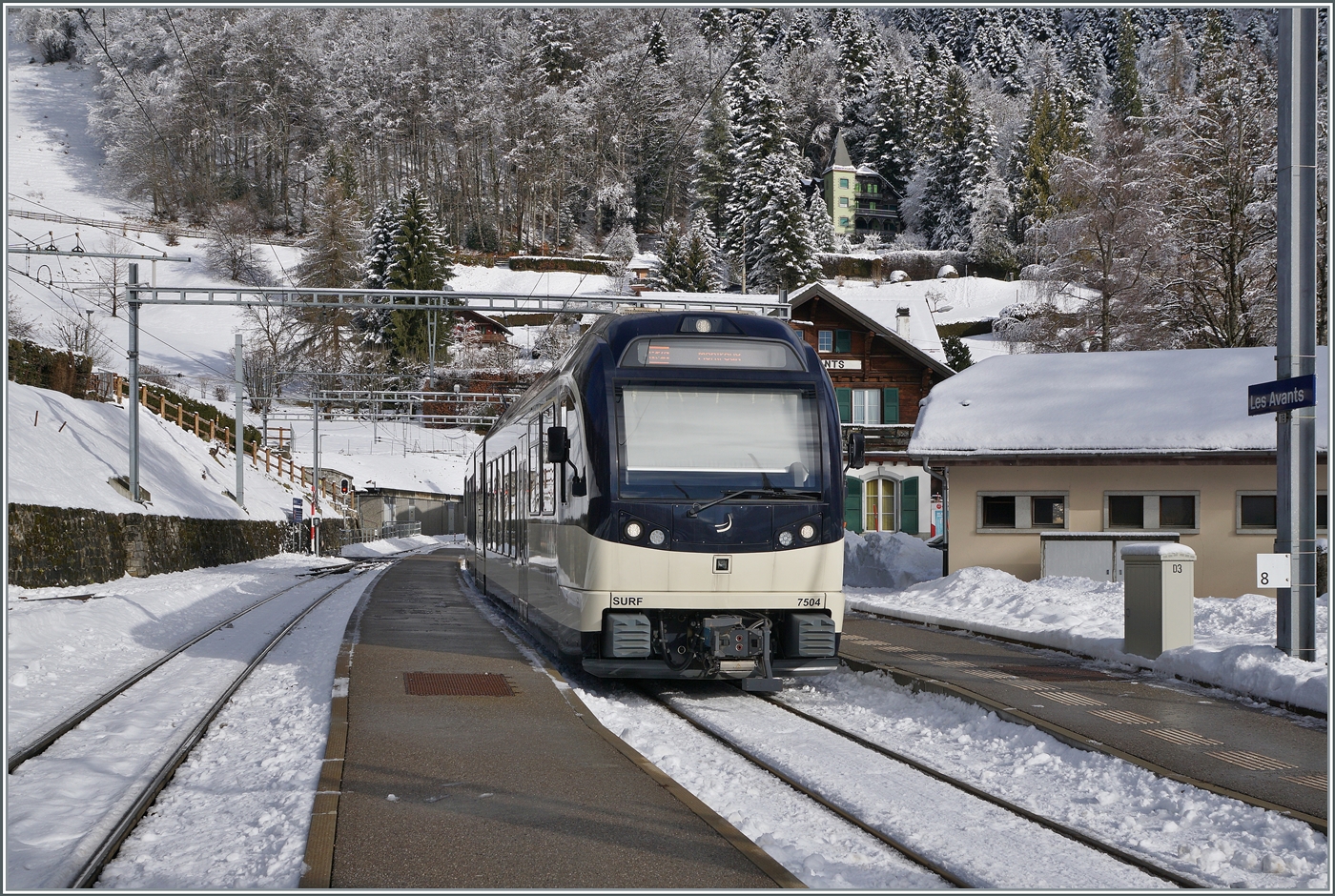 Der CEV MVR ABeh 2/6 7504  Vevey  wartet im verschneiten Les Avants als R 34 2317 auf die Abfahrt (ab 13:13) nach Montreux (an 13:43). Wie das Kilometerschild am Fahrleitungsmast rechts im Bild zeigt liegt Montreux nur 8 km von Les Avants entfernt. Hier nicht zu sehen ist hingegen der Höhenunterschied von Les Avants (970 müM) nach Montreux (395 müM) von 575 Höhenmeter. 

3. Januar 2025