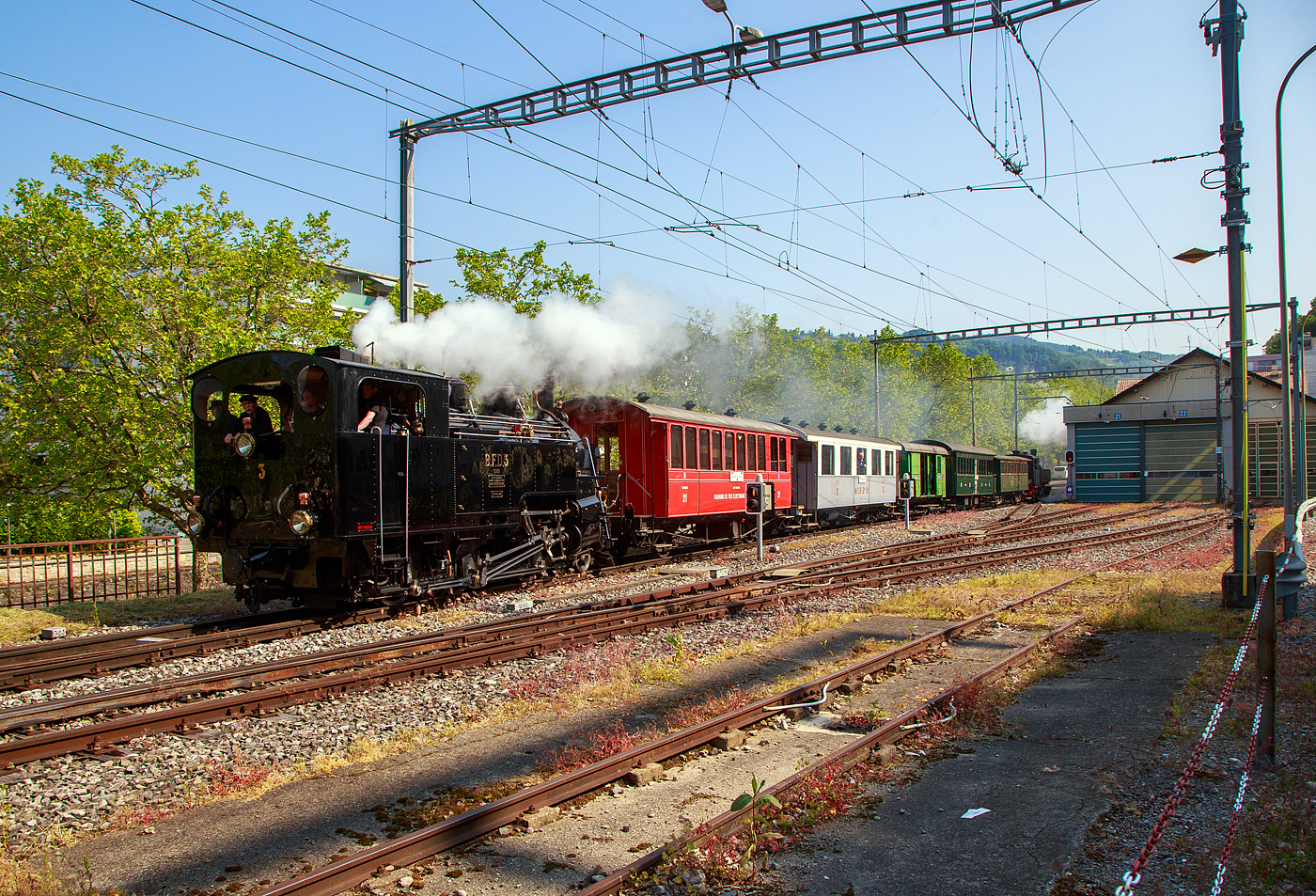 Der Dampfzug Museumsbahn Blonay-Chamby erreicht am 28. Mai 2023 als Leerzug Vevey. Hier fährt er in Sandwich, geführt von der Dampflokomotive für gemischten Adhäsions- und Zahnradbetrieb HG 3/4 B.F.D. 3 (Brig–Furka–Disentis-Bahn), ex F.O. 3, und am Zugschluss die Mallet-Dampflok G 2x2/2 105  Todtnau , ex SEG 105  Todtnau .

Die Loks setzen gleichdrauf aufwändig um, der Zug wird dann geführt G 2x2/2 105  Todtnau  und dahinter der HG 3/4 B.F.D. 3 in Doppeltraktion als Riviera Belle Epoque von Vevey über Blonay zum B-C Museum Chaulin fahren. Hätte man den Zug oben andersherum zusammengestellt, wäre das Manöver doch einfacher gewesen. Der Dampfzug hinauf war dann sehr gut gefüllt. 
