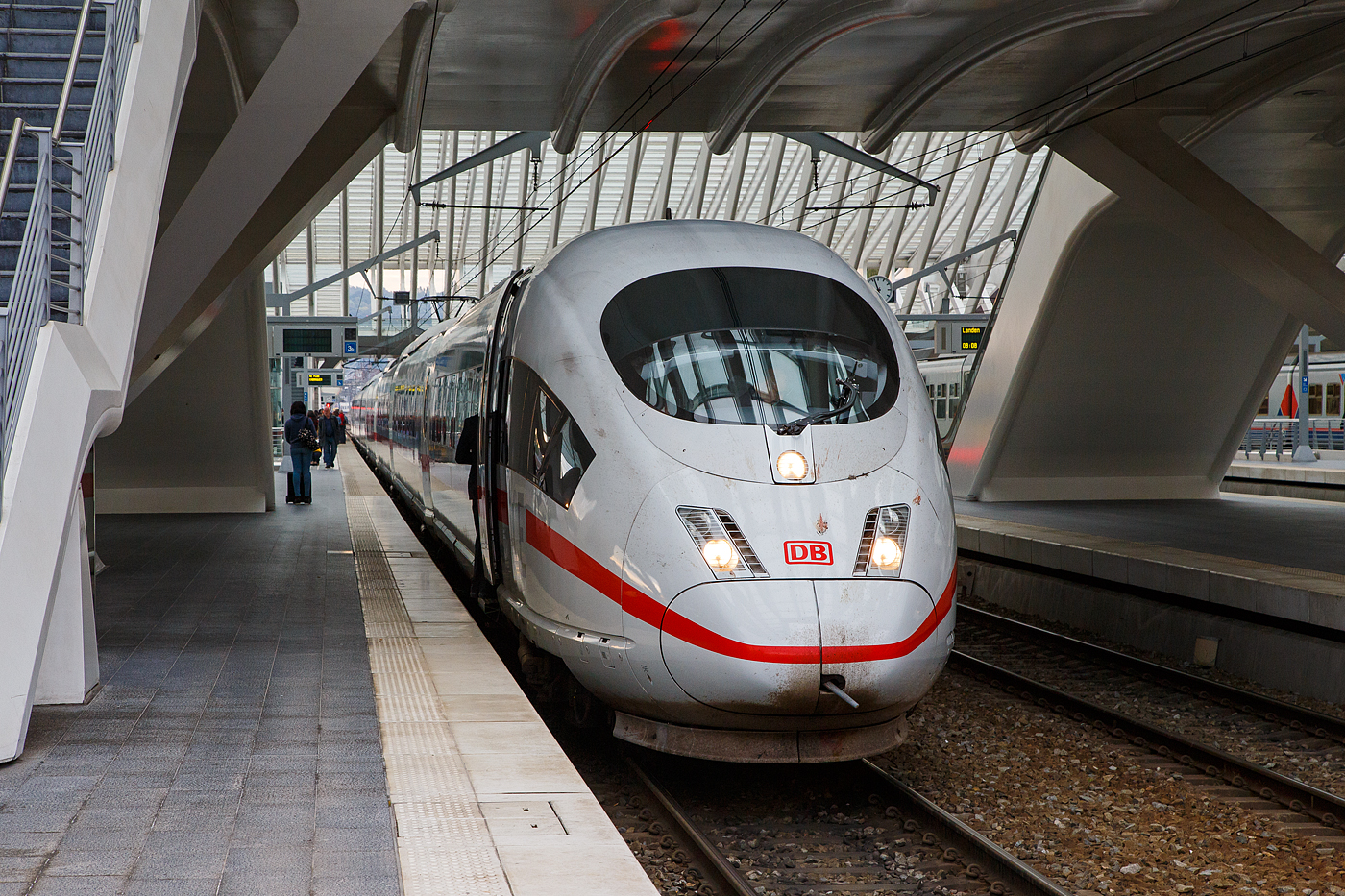 Der DB ICE-3M (BR 406) Tz 4611  Düsseldorf  hat am 03.10.2015, als ICE 18 von Frankfurt a.M. Hbf via Köln Hbf nach Bruxelles-Midi, den Bahnhof Liège Guillemins (Lüttich-Guillemins) erreicht.