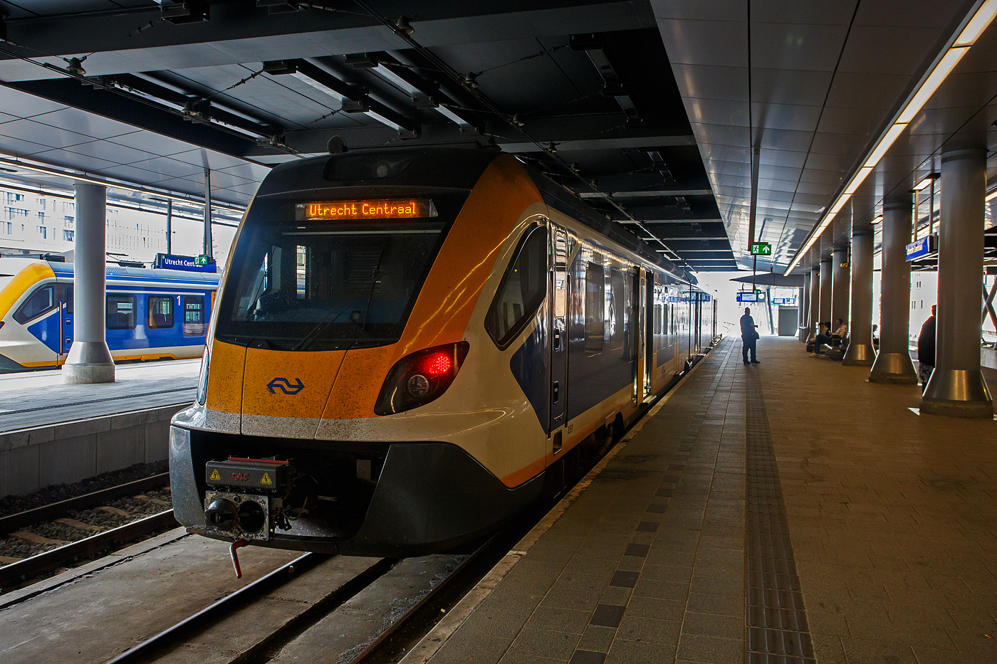 Der dreiteilige NS SNG 2351 (Sprinter Nieuwe Generatie), ein CAF Civity Triebzug, steht am 24 Juni 2025 in Utrecht Centraal auf Gleis 2 (Stumpfgleis), als Sprinter RE 28300 (Pendelzug), zur Abfahrt nach Utrecht Maliebaan bzw. ins Het Spoorwegmuseum bereit.

Die Sprinter Nieuwe Generatie (SNG) sind elektrische Triebwagen der NS - Nederlandse Spoorwegen N.V. (Niederländische Eisenbahnen AG). Die elektrischen niederflurigen Triebzüge werden vom spanischen/baskischen Unternehmen CAF (Construcciones y Auxiliar de Ferrocarriles) in Beasain (E) seit 2017 hergestellt. Sie gehören zur CAF Civity-Familie. Bei der NS sind dreiteilige Sprinter-Triebzüge (Serie 2300/3000) und vierteilige Sprinter-Triebzüge (Serie 2700) im Regionalverkehr im Einsatz.

