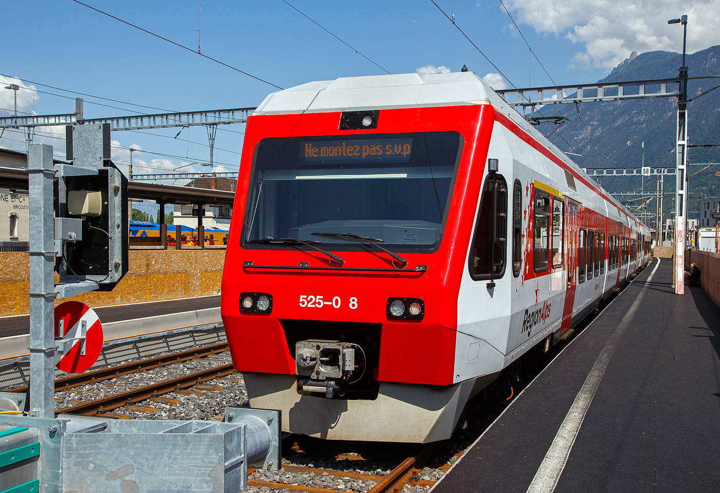 Der dreiteilige RegionAlps (RA) NINA - RABe 525 038-8 (94 85 7525 038-8 CH-RA), ex BLS NINA 038, und davor der RA NINA - RABe 525 041-0, stehen am 26.05.2023 im Bahnhof Martigny (am Kopfgleis 58).

Diese NINA der RegionAlps fahren die Verbindung Martigny–Sembrancher–Le Châble

Die RegionAlps (RA) ist Eisenbahnverkehrsunternehmen im Kanton Wallis, das seinen Geschäftssitz in Martigny hat. Die im Jahr 2003 gegründete Tochtergesellschaft der Schweizerischen Bundesbahnen (SBB) und der Transports de Martigny et Régions (TMR) verkehrte anfänglich mit Fahrzeugen der beiden Besitzerbahnen. Sie betreibt den Regionalverkehr vor allem im Rhonetal zwischen dem Ostufer des Genfersees und Brig. Als dritter Aktionär ist 2009 der Kanton Wallis ins Unternehmen eingestiegen, seither halten die SBB 70 %, die TMR 18 %, und der Kanton Wallis 12 % des Aktienkapitals. 

Das Rollmaterial der Regionalps besteht z.Z aus 16 dreiteilige NPZ Domino (Trieb-, Zwischen- und Steuerwagen ex SBB) und 4 dreiteiligen NINA RABe 525 (ex TMR).