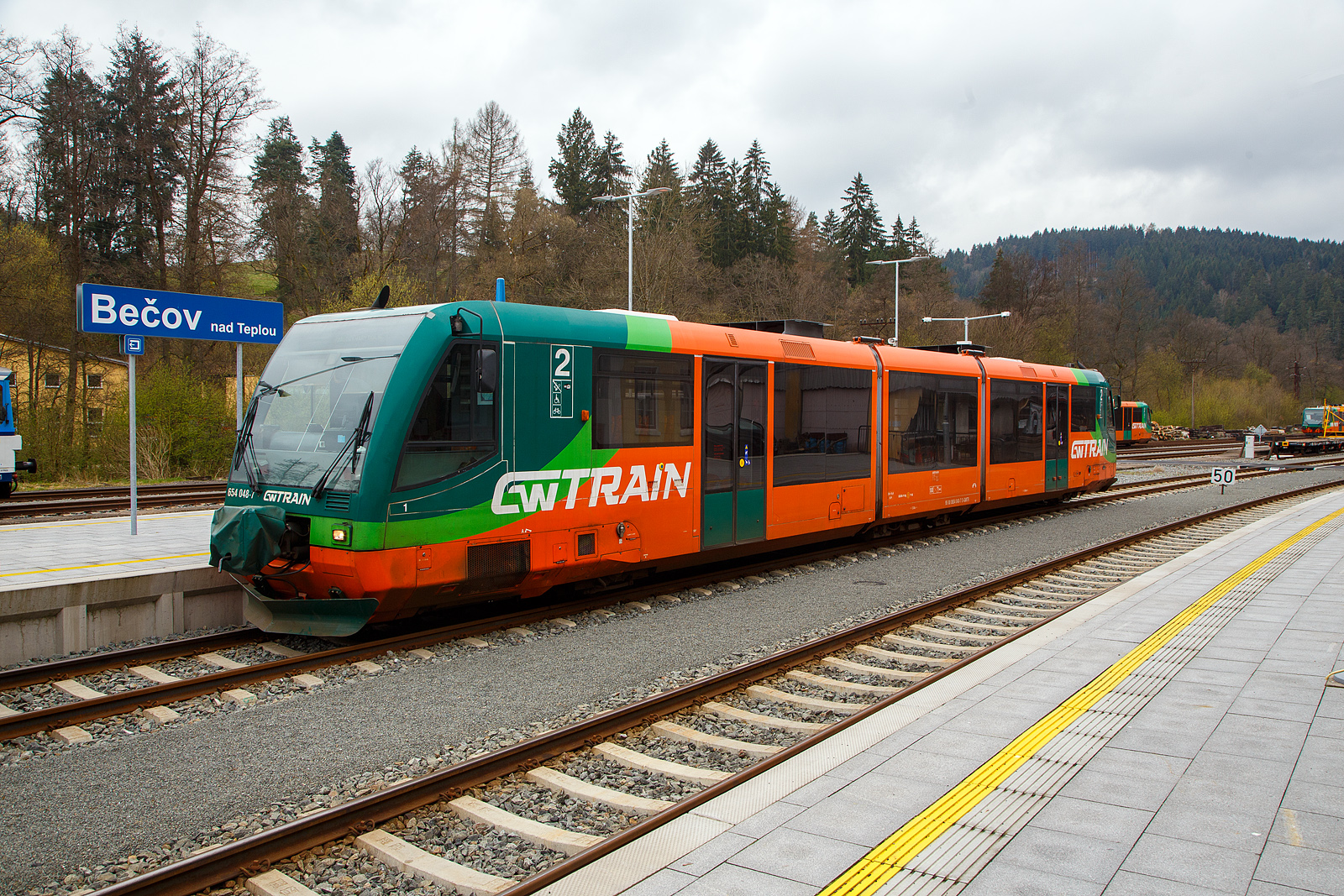 Der DUEWAG RegioSprinter 654 048-7 (95 80 0654 048-7 D-GWTR) der GW Train Regio a.s., ex VT 48 „St. Ulrich Weischlitz“ (95 80 0654 048-7 D-DLB) der Die Länderbahn, am 20.04.2023 beim Bahnhof Bečov nad Teplou (Petschau). 

Der RegioSprinter wurde 1997 von DUEWAG (Düsseldorfer Waggonfabrik AG) im Werk Uerdingen unter der Fabriknummer 91702 gebaut und an die Regental Bahnbetriebs-GmbH geliefert. Im Mai 2017 wurde er an die GW Train Regio nach Tschechien verkauft, ist aber weiterhin in Deutschland eingestellt. Vor der Inbetriebnahme in Tschechien wurde eine Modernisierung bei CZ Loko durchgeführt.

Für den Verkehr zwischen Marianske Lazne und Karlovy Vary erwarb 2015 das tschechische Eisenbahnverkehrsunternehmen GW Train Regio a.s. mit Sitz in Ústí nad Labem-Střekov 15 RegioSprinter der Rurtalbahn, nachdem bereits zuvor RegioSprinter der Vogtlandbahn eingesetzt worden waren. Vor der Inbetriebnahme wurde eine Modernisierung bei CZ Loko durchgeführt, in deren Rahmen auch Toiletten eingebaut wurden. Am 25. Mai 2017 wurden zwei Fahrzeuge von der Vogtlandbahn an GWTR verkauft (VT45 und VT48). Ein dritter Triebwagen (VT47) der Vogtlandbahn wurde am 25. August 2017 zu GW Train überführt.

Der RegioSprinter ist ein von DUEWAG (später zu Siemens) entwickelter und gebauter leichter Dieseltriebwagen für den schnellen Regionalverkehr. Der RegioSprinter wurde vom Hersteller zunächst unter der Bezeichnung RVT (Regional-Verbrennungstriebwagen) beworben. Er ist als Baureihe 654 eingeordnet. Obwohl er nur in geringer Stückzahl gebaut wurde, gilt er als Wegbereiter einer neuen Generation von leichten kostengünstigen Nahverkehrstriebwagen für Regionen abseits der Ballungsräume, da der RegioSprinter das erste Fahrzeug war, das sich bewusst von der massiven und damit auch schwerfälligen bisherigen Bauweise von Eisenbahnfahrzeugen löste und effizientere Wege suchte.

1992 veröffentlichte der Verband Deutscher Verkehrsunternehmen ein Lastenheft für einen leichten, spurtstarken und zugleich kostengünstigen Triebwagen für den Regionalverkehr. Eine neue Generation von für Nebenbahnen optimierten Fahrzeugen sollte entstehen, die viele Elemente von Stadtbussen und Straßenbahnfahrzeugen übernehmen sollte. Statt der für Schienenfahrzeuge vorgeschriebenen Rahmensteifigkeit von 1500 kN war eine Rahmensteifigkeit von 600 kN angesetzt. Dem Verlust an passiver Sicherheit sollte ein Zugewinn an aktiver Sicherheit durch höhere Bremsverzögerungen entgegengestellt werden.

Als erster Hersteller stellte DUEWAG im Frühjahr 1994 den RegioSprinter vor, damals noch unter der Bezeichnung RVT. Weitere, unmittelbar darauf folgende Konzepte waren der Stadler GTW (BR 646), der Doppelstock-Schienenbus (DB-Baureihe 670) der Deutschen Waggonbau AG sowie nicht realisierte Fahrzeuge von Neoplan und Linke-Hofmann-Busch (LHB). Erst 1996 entstanden die heute weit verbreiteten Typen RegioShuttle (BR 650) von Adtranz (später Stadler) und Talent von Talbot (später Bombardier).

Die Dürener Kreisbahn (DKB) war im September 1993 der erste Besteller des RegioSprinters. Sie hatte am 23. Mai 1993 nach jahrelangen Verhandlungen zwei Regionalbahnstrecken von der Deutschen Bundesbahn übernommen, die die Bundesbahn mit hohen Defiziten betrieb und deshalb auf Busbedienung umstellen wollte. Daher suchte die DKB ein Schienenfahrzeug, das so preiswert wie irgend möglich sein sollte, dabei aber durch starke Beschleunigung kurze Reisezeiten ermöglichte. Zwecks Kostensenkung verzichtete man auf die damals im Nahverkehr sowieso noch nicht übliche Klimatisierung sowie auf Toiletten, zur Beschleunigung des Fahrgastwechsels (insb. mit Rollstühlen, Kinderwagen oder Fahrrädern) hielt man indes die Forderung nach breiten Türen und Niederflurbauweise aufrecht, was damals außerhalb der S-Bahn-Netze ein Novum war.

Der erste RegioSprinter wurde am 20. März 1995 am Bahnhof Krefeld Nord der Öffentlichkeit vorgestellt. Die Auslieferung erfolgte nur 19 Monate nach Vertragsabschluss, der Preis für ein Fahrzeug betrug 1,58 Millionen Deutsche Mark. Bis zum Herbst 1995 wurden die insgesamt 16 von der DKB bestellten RegioSprinter ausgeliefert, so dass sie die alten Schienenbusse im Kreis Düren komplett ersetzen konnten, 1996 folgte noch ein weiterer RegioSprinter.

Im März 1998 wurden die RegioSprinter, die zuvor als leichte Nahverkehrstriebwagen und somit nur für 100 km/h zugelassen waren, für 120 km/h zugelassen. Seit 1998 verkauft Siemens, das zwischenzeitlich DUEWAG übernommen hatte, als Nachfolger den Desiro, der anfangs als Regiosprinter 2 vermarktet wurde. 

Ehemalige Fahrzeuge der Vogtlandbahn:
Die Vogtlandbahn beschaffte ab 1996 insgesamt 18 Fahrzeuge. Als Besonderheit wurden alle die an die Vogtlandbahn ausgelieferten Fahrzeuge ab 1999 nach den Bestimmungen der BOStrab nachgerüstet, um nach dem Zwickauer Modell über ein als Dreischienengleis ausgeführtes Straßenbahngleis die Zwickauer Innenstadt erreichen zu können. Hierbei können wegen der Überschreitung der maximal zulässigen Breite von 2,65 m um 32 cm nur besondere Bahnkörper befahren werden. Die Fahrzeuge dürfen im Straßenbahnbereich höchstens 40 km/h fahren, da zwar die für eine Gefahrbremsung vorgeschriebene Verzögerung erreicht wird, jedoch die bei Ausfall einer Bremse nur bis zu dieser Geschwindigkeit.

Technik und Ausstattung:
Die Fahrzeuge sind als Doppelgelenktriebwagen (3-teilig) mit dieselmechanischem Antrieb ausgeführt. In den beiden längeren Endmodulen befinden sich die Führerstände und jeweils unter den hochflurigen Endabteilen eine der beiden Antriebseinheiten, die den einzelnen Lenkradsatz des jeweiligen Endmoduls antreiben. Zwischen den Endmodulen befindet sich ein wesentlich kürzeres, antriebsloses Modul mit zwei nicht angetriebenen Radsätzen. 

Die Antriebseinheiten bestehen aus Dieselmotor, dem Automatikgetriebe mit fünf Stufen, Anlasser, Luftfilter, Kühler und einem Schalldämpfer; sie benutzen einen gemeinsamen Tragrahmen, der unterhalb des Wagenkastens aufgehängt ist. Hersteller der Motoren, die ursprünglich für den Einsatz in Omnibussen entwickelt worden waren, ist MAN. Die Motoren der Fahrzeuge für die Rurtalbahn erfüllen die Abgasnorm Euro I, die Vogtlandbahn und Nærumbanen orderten eine stärkere Version mit Euro II-Motoren. Gebremst wird durch den in das Getriebe integrierten Retarder, elektropneumatische Bremsen mit Bremsscheiben an den Radsätzen und einer Magnetschienenbremse im Mittelteil des Fahrzeugs. Bei Schnellbremsung kann eine Bremsverzögerung von 2,73 m/s² erreicht werden, ein Wert, der sich auf dem Niveau von Straßenbahnfahrzeugen bewegt.

Das Bordnetz des RegioSprinters führt eine Spannung von 24 Volt, bei laufendem Dieselmotor wird es durch eine Lichtmaschine, bei ausgeschaltetem Dieselmotor durch zwei Batterien mit einer Nennladung von 24 Ah gespeist. Über die Batterien kann der RegioSprinter auch an ein externes Stromnetz angeschlossen werden.

Bei der Konstruktion des Wagenkastens zeigen sich erste Ansätze der Hybridbauweise: Wie in konventioneller Differentialbauweise ist das Untergestell aus Aluminium verschweißt. Die Seitenwände sind in Anlehnung an die Straßenbahnfertigung geschraubt. Die Führerstands Module des RegioSprinters bestehen aus glasfaserverstärktem Kunststoff und sind mit dem Wagenkasten verklebt. Das Dach ist in Sandwichbauweise mit zwei Aluminiumplatten und einer Innenschicht aus Kunststoff gefertigt, um Gewicht einzusparen und den Innenraum zu isolieren.

Zwei Drittel des Fahrzeuges sind in Niederflurbauweise ausgeführt, die Einstiegshöhe beträgt 530 mm. Die Höhe des Innenraums vom Fußboden bis zur Decke beträgt somit bis zu 2.700 mm. Um die Fahrgastwechselzeit im Vergleich zu älteren leichten Dieseltriebwagen zu senken, sind breite Türen mit 1.300 mm lichter Weite eingebaut. Für Rollstuhlfahrer steht eine Rampe pro Fahrzeug zur Verfügung. Die Bestuhlung ist in der Anordnung 2+3 eingebaut; auf eine Toilette wurde wegen der vorgesehenen geringen Reiseentfernungen verzichtet. Die Vogtlandbahn musste dennoch später sämtliche Fahrzeuge mit Toiletten nachrüsten, da anderenfalls ein grenzüberschreitender Einsatz nach Tschechien nicht möglich gewesen wäre. Dieser Umbau/Nachrüstung wurde von der DWA - Deutsche Waggonbau AG im Werk Bautzen ausgeführt.

Die Fahrzeuge der Rurtalbahn und der dänischen Nærumbane sind mit Schraubenkupplungen, diejenigen der Vogtlandbahn hingegen mit Scharfenbergkupplungen ausgerüstet.

TECHNISCHE DATEN:
Gebaute Anzahl: 40
Hersteller: 	DUEWAG
Baujahre: 1995–1999
Spurweite: 1.435 mm
Achsfolge: A + 2’ + A
Länge über Kupplung: 25.170 mm (Fahrzeuge mit Schraubenkupplung 24.800 mm ü. Puffer)	
Länge Wagenkasten: 23.980 mm (Endwagen 9.640 mm, Mittelwagen: 4.100 mm)
Höhe: 3.450 mm
Breite: 2.970 mm
Achsabstand im Laufdrehgestell: 2.500 mm
Eigengewicht: 36,1 t
Höchstgeschwindigkeit: 120 km/h (40 km/h nach BOStrab)
Beschleunigung: 1,1 m/s²
Max. Bremsverzögerung: Betriebsbremse 1,15 m/s² / Gefahr- 2,73 m/s²
Motoren: 2 Stück 5-Zylinder-Reihen-Dieselmotor mit Direkteinspritzung, Abgasturboaufladung und Ladeluftkühlung vom Typ MAN D2865 LUH05
Motorhubraum:  9.972cm² (Bohrung Ø128 mm x155mm Hub)
Leistung: 228kW (310 PS) bei 2.000 U/min (RTB 198 kW / 270 PS
Getriebe: 5-Gang-Automatikgetriebe mit integriertem Drehmomentwandler und Retarder
Antriebsart: dieselmechanisch
Bauart der Bremsen: hydrodynamische Retarder, elektropneumatische Bremse, Magnetschienenbremse (KGBM-P-Mg (D) P59t)
Kleinster befahrbarer Gleisbogenhalbmesser: R 80 m
Fußbodenhöhe Niederflurbereich über SK: 530 mm
Fußbodenhöhe Hochflurbereich über SK: 1.130 mm
Sitzplätze: 65
Toilette: 1(behindertengerecht)
Türen: 2 Schwenkschiebetüren je Fahrzeugseite (1.300 mm breit)
