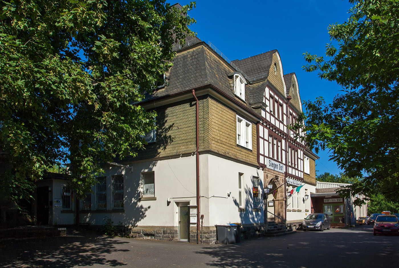 Der ehemalige Bahnhof Siegen Ost  bei km106,2 (1,7 km) der KBS 445 – Dillstrecke (Siegen–Gießen), heute Bierstube/Restaurant, hier am 27 Juni 2011.

Der Bahnhof Siegen Ost wurde 1993 für den Personenverkehr geschlossen,  heute ist Siegen Ost nur noch als Gbf bekannt.
