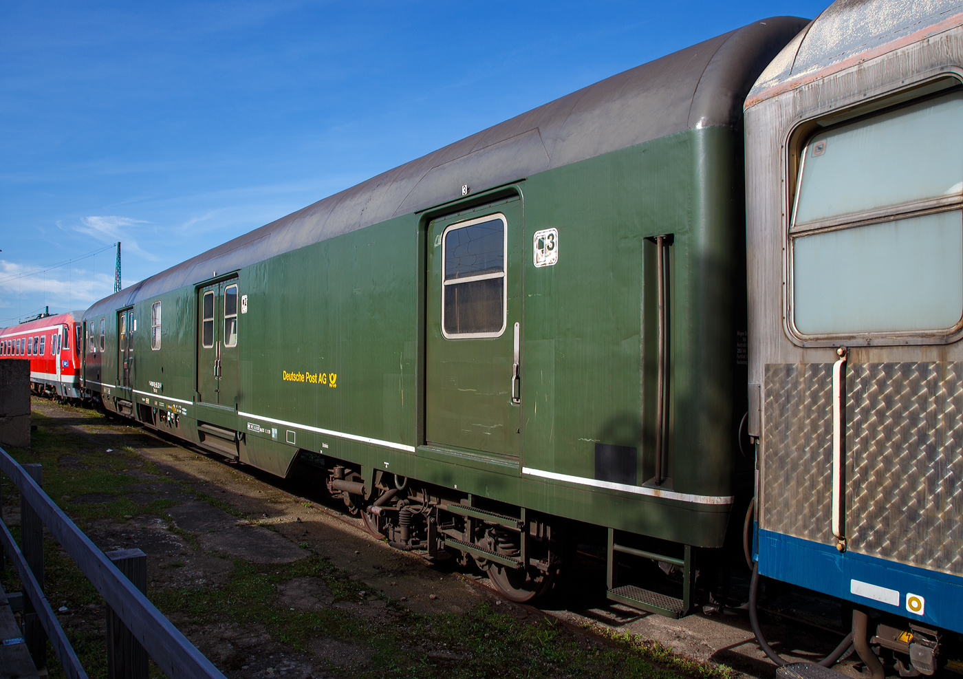 Der ehemalige Bahnpostwagen der Deutschen Bundespost (DBP), 51 80 00-95 120-3, der Gattung Post mrz ***, am 25.03.2017 im DB Museum Koblenz-Lützel.

Der Wagen wurde 1976 von der MBB - Messerschmitt-Bölkow-Blohm GmbH (ex Waggon- und Maschinenbau GmbH) in Donauwörth gebaut. Bei Ablieferung war er bereits für 200 km/h als Post mrz *** ausgeführt.
