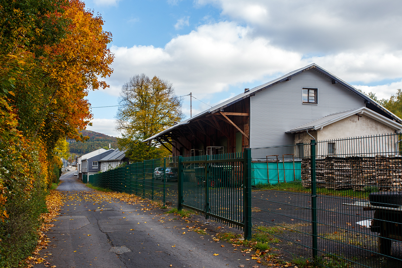 Der ehemalige Güterschuppen vom Bahnhof Herdorf, von der Straßenseite in östlicher Blickrichtung am 14 Oktober 2025.