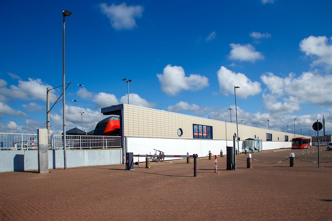 Der eingleisige Bahnhof Norddeich Mole in Ostfriesland, Endstation der Bahnstrecke Rheine–Norddeich Mole (KBS 395), hier am 30 April 2022.
