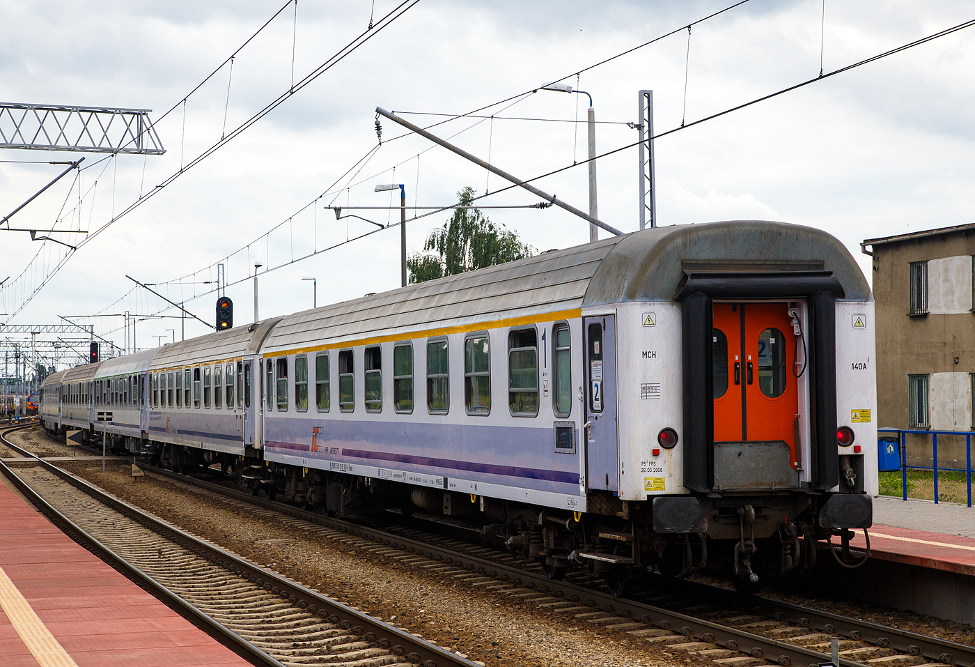 Der erste Klasse unklimatisierte Abteilwagen (Reisezugwagen) 50 51 19-78 145-9 PL-PLKIC der Gattung A9nouz  (140A) der PKP Intercity am 25 Juni 2017 im Hauptbahnhof Posen (Poznań Główny), eingereiht als Wagen 10 (aber als 2. Klasse Wagen) in den TLK 56134 von Wrocław Glowna (Breslau) via Gdańsk (Danzig) nach Gdynia Glowna / Gdingen Hbf (von 1939–1945 Gotenhafen bekannt), eine Hafenstadt in der Danziger Bucht (Polen).

Der Wagen wurde 1990 von der H. Cegielski – Poznań S.A. (HCP) im polnischen Posen unter der Fabriknummer 19411 gebaut.

Die Zuggattung TLK - Twoje Linie Kolejowe ist die Antwort der PKP Intercity auf die steigenden Erwartungen der Fahrgäste gegenüber den Fernzügen, die von ihrem Transportunternehmen vor allem günstige Fahrkartenpreise erwarten, ein breites Sortiment an Sonderangeboten sowie eine angemessene Anzahl der Verbindungen mit Halt an Unterwegsbahnhöfen erwarten. Auf diese Weise kann der Fahrgast mit TLK günstig und bequem reisen.

Die ersten TLK Züge, die das günstige Reisen unterstützen sollten, kamen im Jahr 2005 auf die Gleise. Am 1. Januar 2011 wurde der Name der Marke geändert, von Tanie Linie Kolejowe (deutsch: Billige Bahnstrecke) in Twoje Linie Kolejowe (deutsch: Deine Bahnstrecke), ab dem 19. März 2013 wurde, um den Reisenden höheren Komfort bieten zu können, die vollständige Platzreservierung in allen Wagen der Züge TLK eingeführt (der Preis für die „Platzreservierung” ist im Ticketpreis inbegriffen).

Die Reisezugwagen der Gattung A9nouz  (140A) haben 9 Abteile á 6 Sitzplätze.

TECHNISCHE DATEN:
Länge über Puffer: 24.400 mm
Drehzapfenabstand: 17.200 mm
Leergewicht: 39 t
Höchstgeschwindigkeit: 160 km/h
Sitzplätze: 54 (in 9 Abteilen)
Toiletten: 2
Zulassungen: RIC

