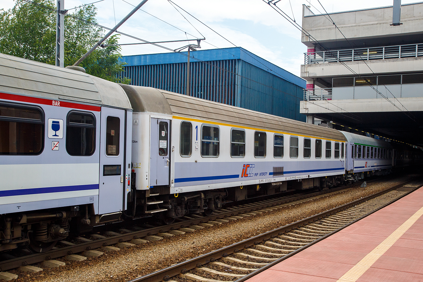 Der erste Klasse unklimatisierte Abteilwagen (Reisezugwagen) 50 51 19-78 237-1 PL-PLKIC der Gattung A9nouz  (112Am) der PKP Intercity am 25 Juni 2017 im Hauptbahnhof Posen (Poznań Główny), eingereiht als Wagen 13 in den TLK 56134 von Wrocław Glowna (Breslau) via Gdańsk (Danzig) nach Gdynia Glowna / Gdingen Hbf (von 1939–1945 Gotenhafen bekannt), eine Hafenstadt in der Danziger Bucht (Polen).

Die Zuggattung TLK - Twoje Linie Kolejowe ist die Antwort der PKP Intercity auf die steigenden Erwartungen der Fahrgäste gegenüber den Fernzügen, die von ihrem Transportunternehmen vor allem günstige Fahrkartenpreise erwarten, ein breites Sortiment an Sonderangeboten sowie eine angemessene Anzahl der Verbindungen mit Halt an Unterwegsbahnhöfen erwarten. Auf diese Weise kann der Fahrgast mit TLK günstig und bequem reisen.

Die ersten TLK Züge, die das günstige Reisen unterstützen sollten, kamen im Jahr 2005 auf die Gleise. Am 1. Januar 2011 wurde der Name der Marke geändert, von Tanie Linie Kolejowe (deutsch: Billige Bahnstrecke) in Twoje Linie Kolejowe (deutsch: Deine Bahnstrecke), ab dem 19. März 2013 wurde, um den Reisenden höheren Komfort bieten zu können, die vollständige Platzreservierung in allen Wagen der Züge TLK eingeführt (der Preis für die „Platzreservierung” ist im Ticketpreis inbegriffen).

Die Reisezugwagen der Gattung A9nouz (112Am) haben 9 Abteile á 6 Sitzplätze.

TECHNISCHE DATEN:
Länge über Puffer: 24.400 mm
Drehzapfenabstand: 17.200 mm
Leergewicht: 42 t
Höchstgeschwindigkeit: 160 km/h
Sitzplätze: 54 (in 9 Abteilen)
Toiletten: 2
Zulassungen: RIC
