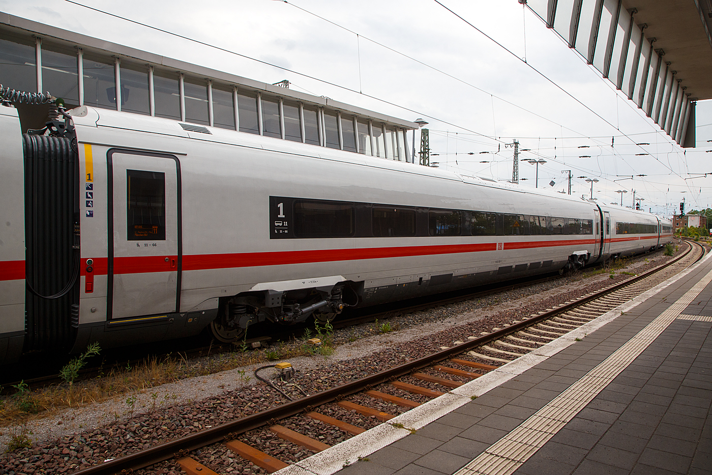 Der erste Klasse-Wagen (Triebwagen / „Powercar“), 93 80 1412 081-1 D-DB
 (der Gattung Apmz 1412.0) als Wagen Nr. 11 des dreizehnteiligen ICE 4 - Tz 9481 „Rheinland-Pfalz“ am 31 Mai 2022 im Hauptbahnhof Münster (Westf.).

Der Wagen wurde 2022 von Siemens/Bombardier unter der Fabriknummer 2412-0381gebaut. 

TECHNISCHE DATEN Apmz 1412.0 (1.Klasse Triebwagen):
Spurweite: 1.435 mm (Normalspur)
Achsfolge: Bo’Bo’
Länge über Puffer: 28.750 mm
Drehzapfenabstand: 19.500 mm
Achsabstand im Laufdrehgestell: 2.600 mm
Drehgestelltyp: modifiziere SF 500 (Siemens)
Laufraddurchmesser: 920/840 mm (neu/abgenutzt)
Leergewicht: 61 t
Sitzplätze im Bordrestaurant: 22 (ca.9 Stehplätze im Bordbistro)
Sitzplätze im 1. Klasse Großraumabteil: 67 (davon 2 für Behinderte)
WC: 2 WC´s