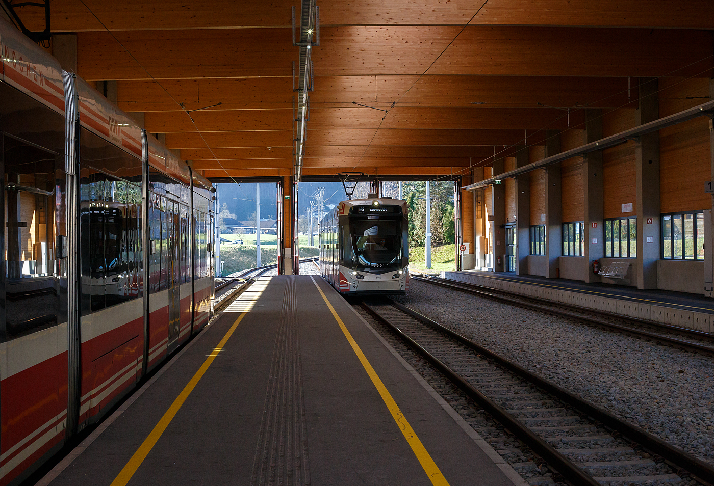 Der ET 123 „Laudach“, ein fünfteiliger STADLER Meterspur-Zweirichtungs-Multigelenk-Stadtbahnwagen in Niederflur-Bauweise vom Typ Tramlink V3 der neuesten Generation (Tramlink 2.0) der Stern & Hafferl Verkehrsgesellschaft m.b.H., erreicht am 04 April 2025, als Linie 161 „Traunseetram“ vom Bahnhof Gmunden nach Vorchdorf-Eggenberg, den ältesten noch in Funktion stehende Bahnhof Kontinentaleuropas, den Bahnhof Engelhof.

Der ET 123 wurde 2016 von Stadler Rail Valencia (zuvor Vossloh España) gebaut und geliefert.
