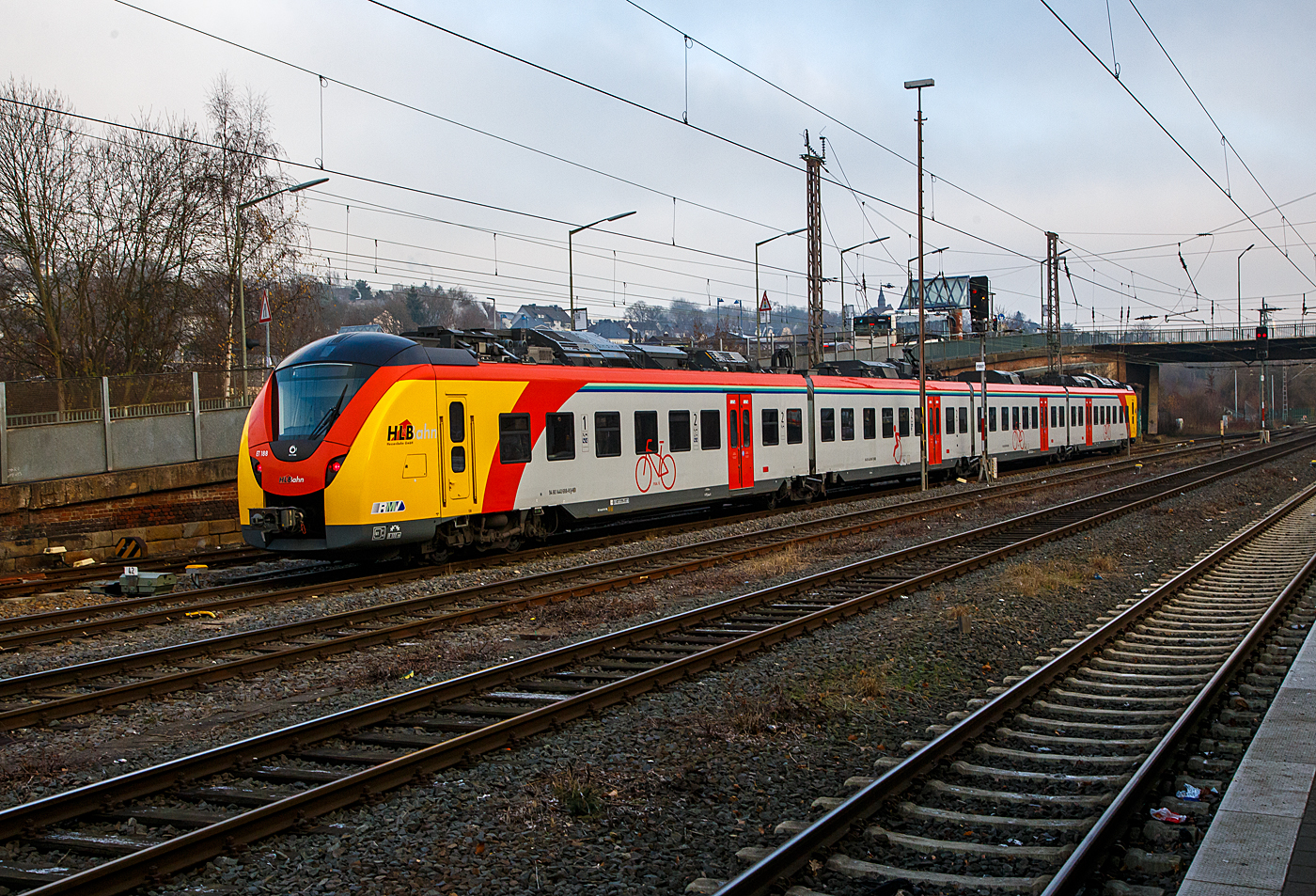 Der ET 188 (94 80 1440 188-9 D-HEB / 94 80 1441 188-8 D-HEB / 94 80 1441 688-7 D-HEB / 94 80 1440 688-8 D-HEB) ein vierteiliger Niederflur-Elektrotriebwagen vom Typ Alstom Coradia Continental der HLB (Hessische Landesbahn) rangiert am 15.12.2022 im Hbf Siegen. 

Der vierteilige Niederflur-Elektrotriebwagen wurde 2019 von ALSTOM Transport Deutschland GmbH in Salzgitter gebaut.