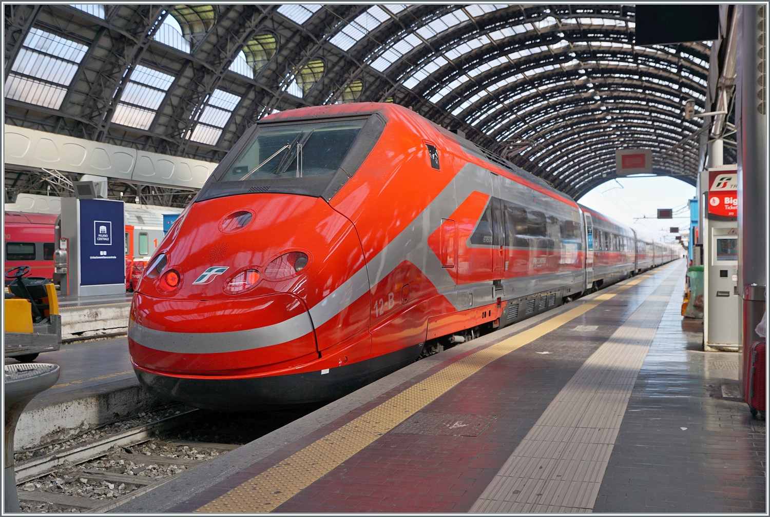 Der ETR 500 Triebkompf 012-B (und der ganze übrige Zug) in der neusten Frecciarossa Farbgebung in Milano Centrale. 

16. März 2023