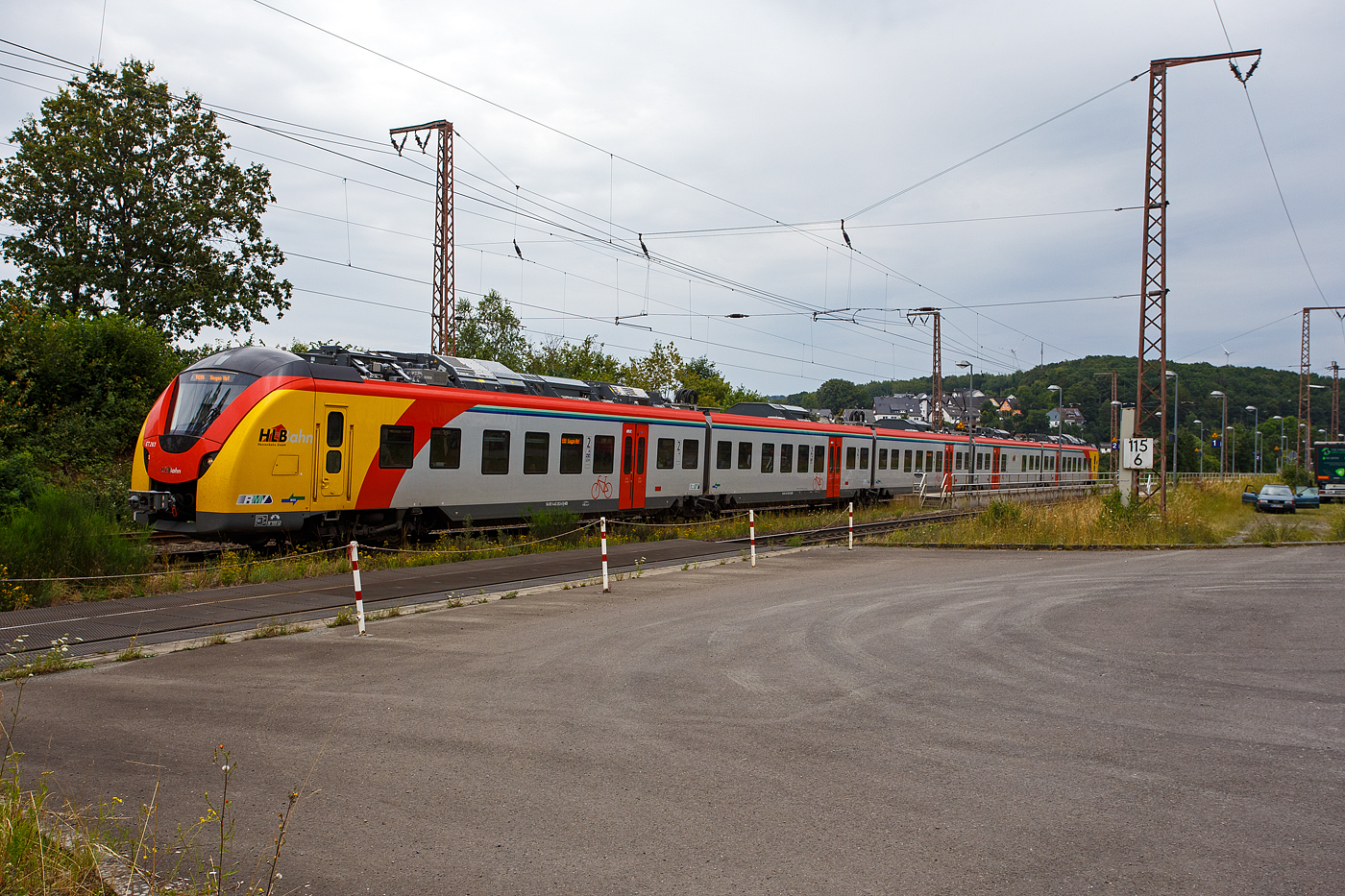 Der fast fabrikneue ET 263 (94 80 1440 263-0 / 1441 263-9 / 1841 263-5  / 1441 763-8 und 1440 763-9 D-HEB), ein fünfteiliger Niederflur-Elektrotriebwagen vom Typ Alstom CORADIA Continental 2 (XCC MHX) der HLB (Hessische Landesbahn GmbH), fährt am 01 August 2024, als RE 99 „Main-Sieg-Express“ (Gießen – Siegen) Umlauf HLB24562, vom Bahnhof Wilnsdorf-Rudersdorf (Kreis Siegen) weiter in Richtung Siegen. 

Der Elektrotriebzug wurden 2023 von der Alstom Transport Deutschland GmbH (vormals LHB) in Salzgitter-Watenstedt unter der Fabriknummer D041545-010 gebaut und an die HLB geliefert. Die Coradia Continental benötigten wegen einer neuen Steuerungssoftware eine neue Zulassung, nach Problemen mit dieser, hatte ALSTOM erst Ende April 2024 die Zulassung für die neuen Coradia Continental für die Hessische Landesbahn (HLB) erhalten und so erfolgte die Abnahme erst zum 30. April 2024.
