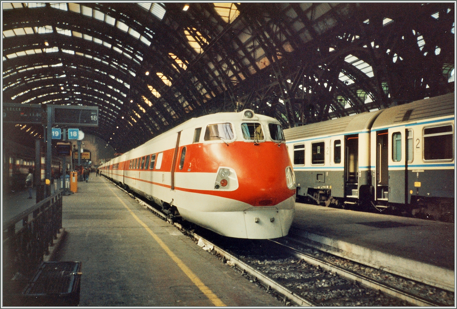 Der FS ETR 450 003 steht in Milano Centrale. Die 250 km/h schnellen Neigezüge standen ab 1988 im Einsatz. Bis 1993 führten sie ausschließlich Wagen 1er Klasse, erst als die Züge auf 9 Zwischenwagen erweitert wurden, konnte auch die 2. Klasse angeboten werden. Die ETR 450  sind von der Bauweise her das Resultat der 1971 gebauten Prototyp-Triebwagen von FIAT und dem 1975 gebauten Vorgänger ETR.401. Durch die Neigetechnik nannte die FS die 17 Züge  Pendolino . Der hier gezeigt Zug ETR 450 003 war am 6. Januar 2015 zur letzten planmäßigen Fahrt von Reggio di Calabria nach Roma unterwegs. Damit endete nach 26 Jahren der Einsazt der ETR 450. Doch dies war noch nicht das Ende des ETR 450 003: Am 31. März 2015 wurde der   ETR.450.003 nach Bologna gebracht, um in der dortigen Hauptreparaturwerkstätte (Officina Grandi Riparazioni) wiederhergestellt zu werden und in die historischen Fahrzeuge Flotte der Fondazione FS Italiane aufgenommen zu werden. 

Analogbild vom März 1993