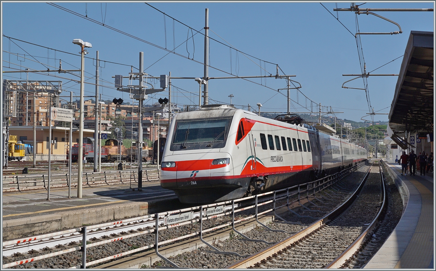 Der FS Treniatila ETR 460 026 verlässt Civitavecchia als Frecciabianca FB 8620. Der neunteilige Zug ist auf dem Weg von Roma Termin nach Milano Centrale (via Grosseto - Genova). 
Die ETR 460 021 - 030 mit der Achsformel (1A)'(A1)' + (1A)'(A1)' + 2'2' + 2'2' + (1A)'(A1)' + (1A)'(A1)' + 2'2' + (1A)'(A1)' + (1A)'(A1)' wurden 1995/1996 von Fiat Ferroviaria gebaut. 
1996 wurden die Züge 21, 27 und 28 für den Verkehr nach Frankreich angepasst und erhielten die Bezeichnung ETR 463.

Interessant ist auch ein Blick in den Hintergrund im linken Bildrand, wobei ich mir eingehende Angaben fehlen, um gesehenes zu komentieren. 

19. Sept. 2025 



