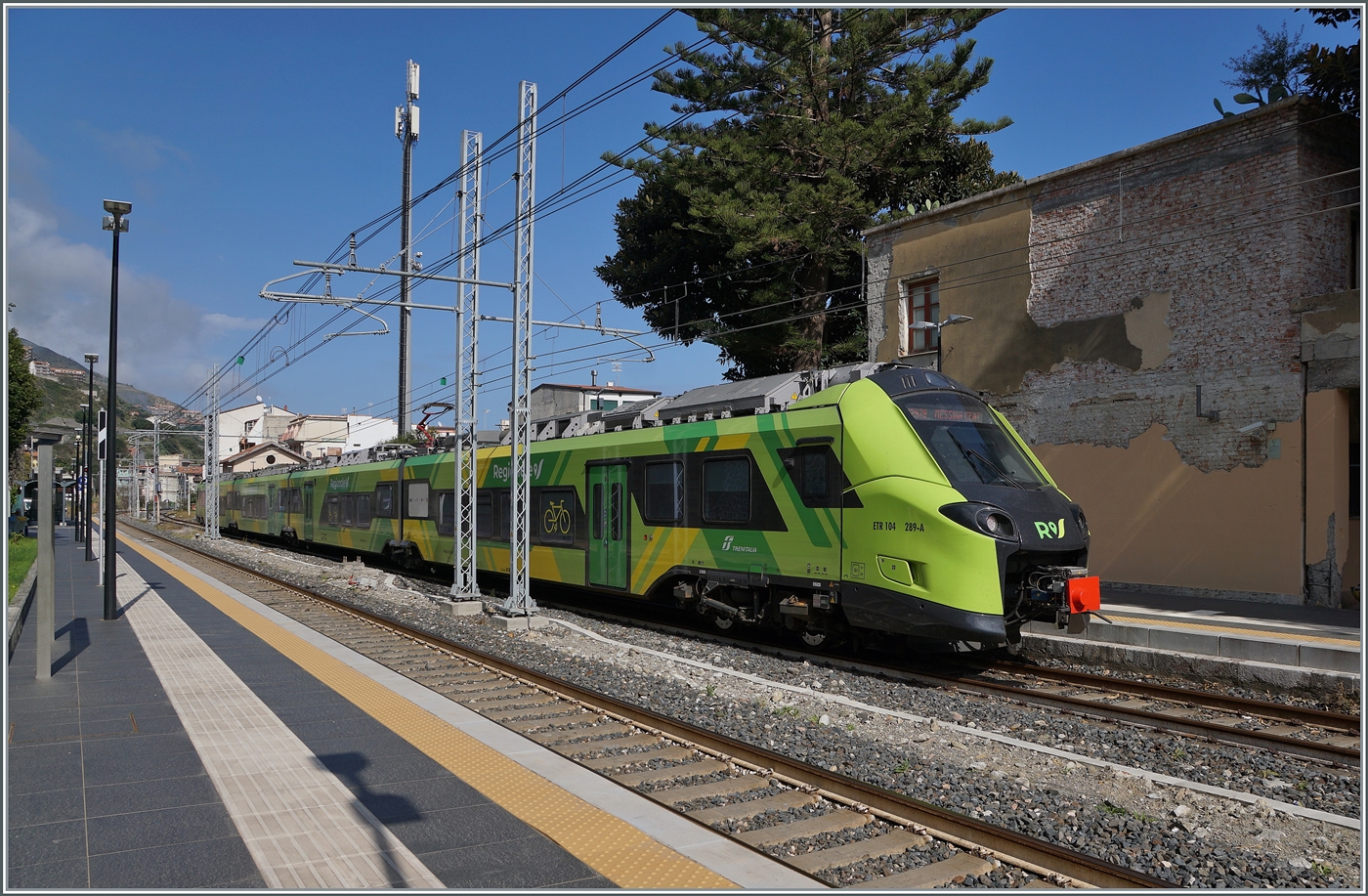 Der FS Trenitalia Coradia Stream Pop ETR 104 278 ist als Regionalzug 12978 unterwegs von Catania nach Messina hat Letojanni erreicht, wo die Kreuzung mit einem Gegenzug abgewartet werden muss.

11. M�rz 2026