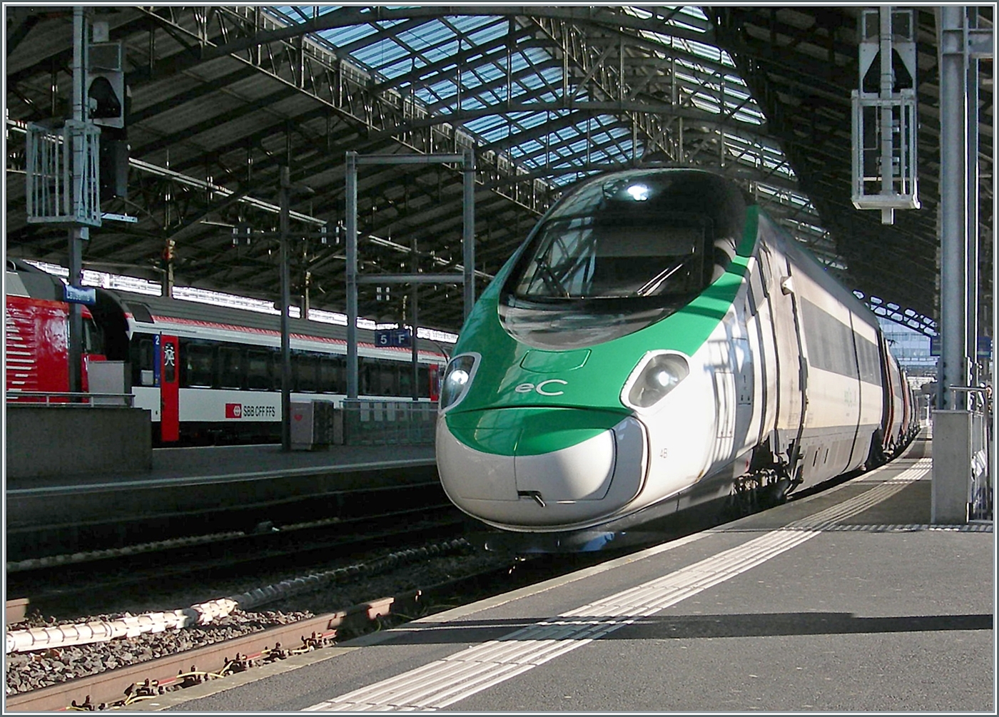 Der FS Trenitalia ETR 610 004 wartet in Lausanne auf die Abfahrt nach Genève. Der Zug ist als EC 40 von Milano Centrale nach Genève unterwegs.  

16. Dezember 2024