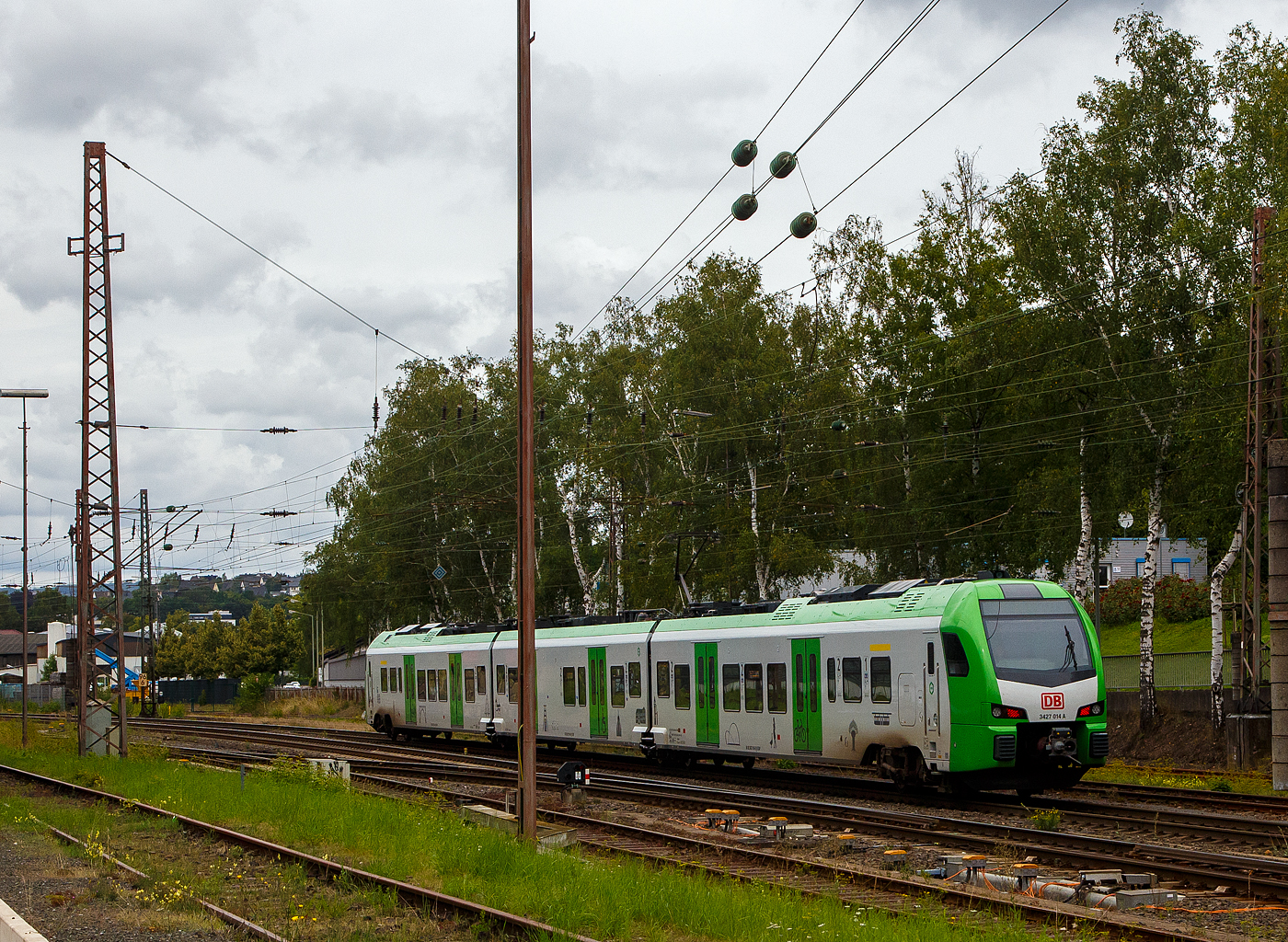 Der für die DB Regio AG – NRW fahrende dreiteilige Stadler FLIRT³  XL 3427 014 (94 80 3427 014-0 D-STAP / 94 80 3827 014-6 D-STAP / 94 80 3427 514-9 D-STAP) der ZV VRR Eigenbetrieb Fahrzeuge und Infrastruktur, erreicht am 13.08.2023, als RE 34 „Dortmund-Siegerland-Express“ (Siegen - Letmathe - Dortmund), bald den Bahnhof Kreuztal. 

Der Stadler FLIRT ³ XL wurde 2020 von der Stadler Pankow GmbH in Berlin unter den Fabriknummern 42354 bis 42356 gebaut und an den Zweckverband Verkehrsverbund Rhein-Ruhr Eigenbetrieb Fahrzeuge und Infrastruktur geliefert. Eigentlich war dieser FLIRT 3 XL wie 9 weitere für die Bedienung der Regiobahnstrecke S 28 Kaarst - Neuss - Düsseldorf - Mettmann - Wuppertal vorgesehen, wo die Elektrifizierung bis 2020 erfolgen sollte. Da aufgrund von Verzögerungen der elektrische Betrieb voraussichtlich erst 2026 aufgenommen werden kann, wurden die inzwischen gelieferten Triebwagen u. a. von der DB Regio AG NRW eingesetzt.
