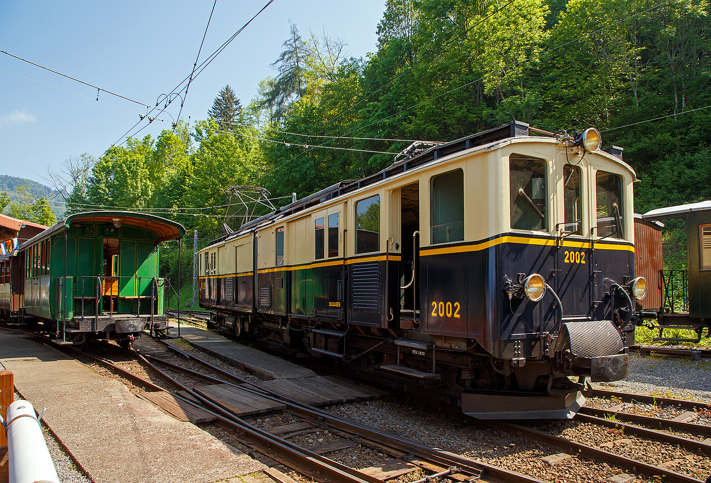 Der Gelenktriebwagen ex MOB DZe 6/6 2002, bzw. MOB FZe 6/6 2002 der Museumsbahn Blonay-Chamby rangiert am 27.05.2023 im Museumsareal Chaulin der Museumsbahn Blonay-Chamby..

Der Triebwagen Gepäck- und Postabteil wurde 1932 von SIG unter der Fabriknummer 3703 gebaut, der Elektrische Teil ist von BBC. Der Gepäcktriebwagen war bis 1996 im Einsatz und wurde dann in der Remise Gstaad Abgestellt und gammelte vor sich hin, bis er im Juli 2008 an die Museumsbahn Blonay–Chamby ging.

Die MOB (Montreux–Berner Oberland-Bahn) beschaffte für die Bespannung des “Golden Mountain Pullman Express” die beiden zweiteiligen Gelenktriebwagen FZe 6/6 2001 und 2002 (MOB-intern immer „Lokomotiven“ bzw. „Gepäcklokomotiven“ genannt). Nachdem der Expresszug schnell wieder eingestellt wurde (vor der Lieferung), fanden die beiden Gelenktriebwagen ein neues Betätigungsfeld im schweren Schnellzug- und Güterzugverkehr bzw. bespannten Sonderzüge mit den bei der MOB verbliebenen Salonwagen.