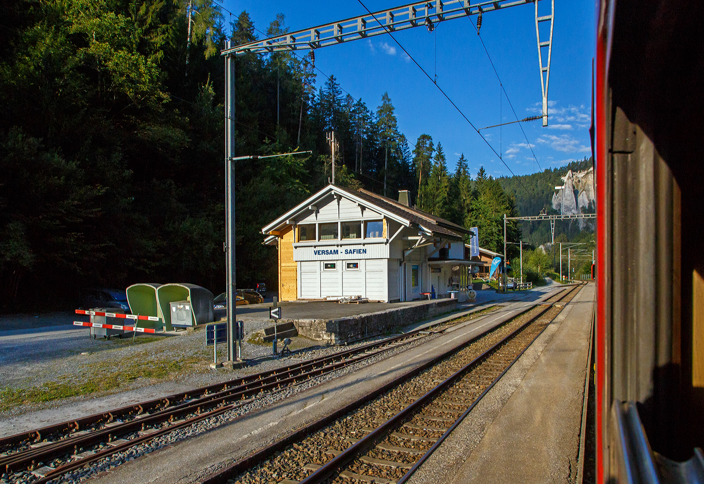 Der gemeinsame RhB Bahnhof Versam - Safien in der Rheinschlucht (Ruinaulta) am 07 September 2021, aus einem RhB-Zug heraus.

Die wohl mit 3,7 km längste und spektakulärste Bahnhofstraße verbindet das Dorf Versam mit dem Bahnhof Versam - Safien, welcher mitten in der Rheinschlucht liegt. Das Dorf Safien liegt noch viel weiter weg.