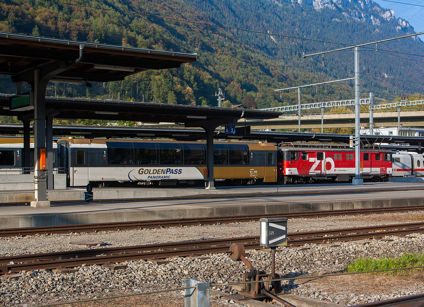 Der Gep�cktriebwagen De 110 022-1 (ex LSE De 4/4 122), der vor dem Umbau auf reinen Adh�sionsbetrieb der ex SBB Deh 4/6 907 bzw. Fhe 4/6 907 war, steht mit dem den RegioExpress GoldenPass Panoramic am 02.10.2011 im Bahnhof Interlaken Ost zur Abfahrt bereit.

Dieser Triebwagen wurde 1942 von SLM unter der Fabriknummer 3742 gebaut, die elektrische Ausr�stung ist von BBC.     
