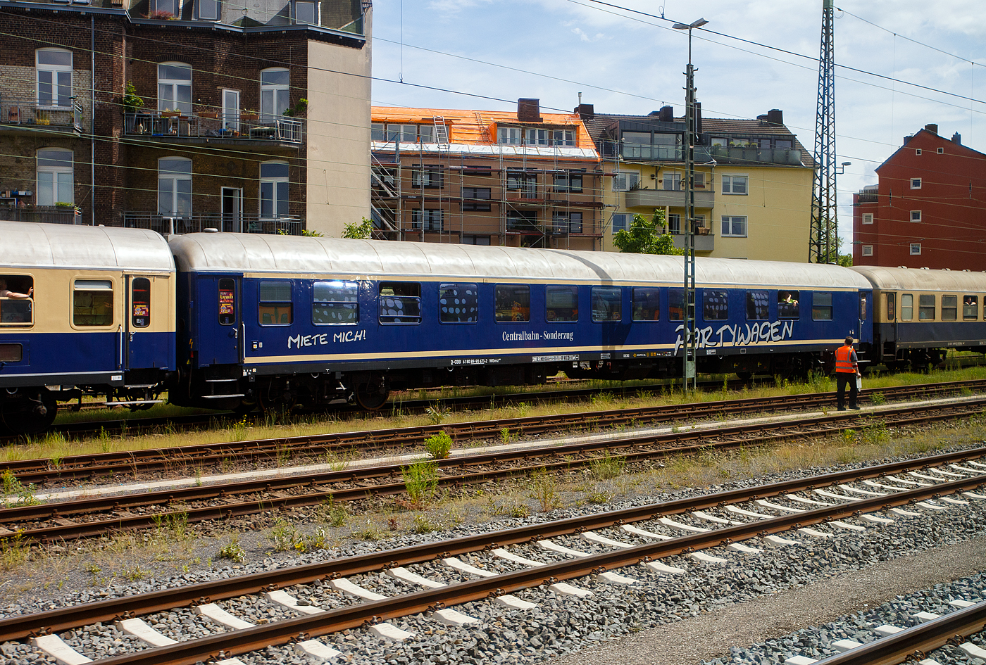 Der Gesellschafts-,Tanz- und Partywagen (ex Halbspeisewagen BRbu4üm-61) D-CBB 61 80 89-90 671-2 der Gattung WGmz 820 der Centralbahn GmbH (Mönchengladbach), eingereiht im Zugverband eines mit 12 Wagen sehr langen Sonder- oder Partyzug der CBB, am 16 Mai 2024 in Köln-West, aufgenommen aus einen Zug heraus.

Der Wagen wurde 1964 von der Waggonfabrik Wegmann & Co. in Kassel als Halbspeisewagen BRbu4üm-61 gebaut und als 10 749 Kln an die Deutschen Bundesbahn (DB) geliefert. 1966 wurde er zum Halbspeisewagen D-DB 51 80 85-40 053-0 BRbumh 282, 1978 wurde er durch Wegmann zum D-DB 51 80 89-80 758-1 WGm 840 umgebaut, im PFA Weiden (Partner für Fahrzeugausstattung GmbH) wurde er 1999 zum „BordClub“  D-DB 61 80 89-90 671-2 WGmz 820, für die DB Fernverkehr AG umgebaut. Von der einstigen, fast 50 Wagen zählenden,  Gesellschaftswagenflotte  der Deutschen Bundesbahn sind unter der Regie der Bahn AG gerade mal 6 Wagen (89-90 670 bis 675) in den BordClub WGmz 820 umgebaut worden. Im Januar 2003 bekam der 89-90 671 im Werk Neumünster die aktuelle Fernverkehrslackierung als IC „Club“ Wagen, Mit Ausmusterung der letzten WGmz 820 am 31.12.2013, zu denen auch dieser gehörte endete die Ära der Gesellschaftswagen bei der Deutschen Bahn AG! Allerdings konnten diese noch an die Centalbahn und BTE verkauft werden, dieser wurde zum 31.12.2013 an die Centralbahn verkauft.

Der Wagen ist für eine Höchstgeschwindigkeit von 200 km/h zugelassen.