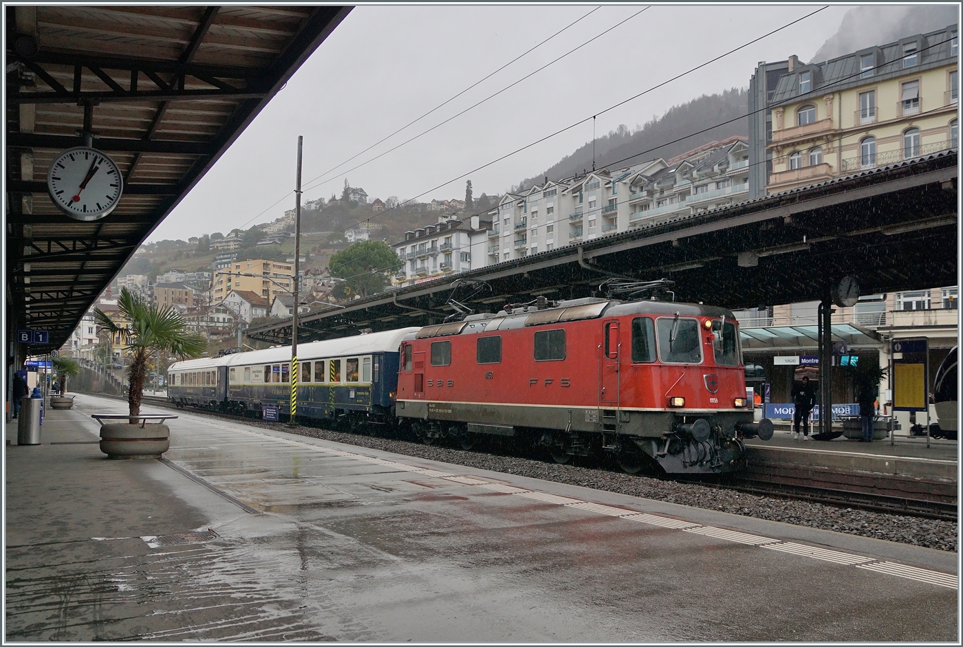 Der Grund der Fahrt nach Montreux: Der ZRT-Extrazug Frauenfeld Montreux / Aigle. Erst wollte ich den Zug auf der  Train des Vigens Strecken fotografieren, die immer wieder konsultierende Wetterprognose riet mir aber dann doch den Plan B umzusetzen; dies war auch gut so, denn das Licht h�tte im Lavaux wohl kaum gereicht und eine verregnete Landschaft h�tte wohl auch kaum ein attraktiver Bild geboten. 
Spannend war, mit welcher Lok der Zug kommt, denn auf den letzten paar Kilometer (Chexbres - Villeneuve) ist die ETCS Zugsicherung verbaut. 
Das Bild zeigt den Zug bei der Ankunft in Montreux. Alternativ zum Weihnachtmarkt von Montreux, konnten die Reisenden bis Aigle weiterfahren und dort einen gem�tlichen Nachmittag verbringen. 
Der Zug bestand aus der SBB Re 4/4 II 11159, dem  Le Salon Bleu  Halb-Speisewagen ARmz 61 85 88-90 200-6 CH-IRSI und dem  Le Diamant Bar  Speisewagen WRm 61 85 88-94 003-0 CH IRSI. 

7. Dezember 2024