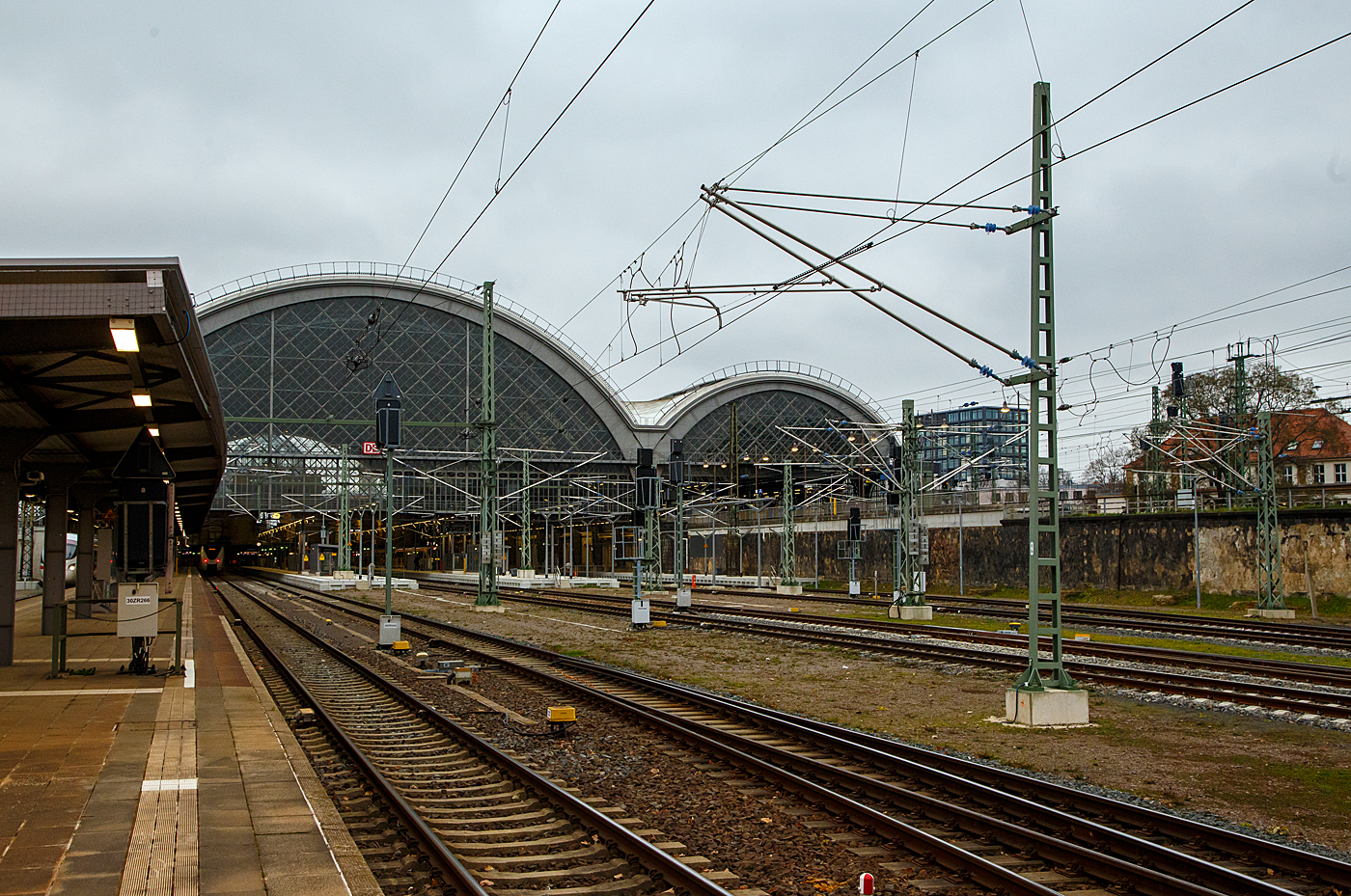 Der Hauptbahnhof Dresden am 06.12.2022, Blick auf die Westseite (Blickrichtung osten) vom Bahnsteig 10/11, links die Mittelhalle und rechts die S�dhalle.

Bahnsteige
Das Mittelschiff bildet heute einen Kopfbahnhof mit sieben Gleisen aus Richtung Nordwesten. Die Bahnsteiggleise des Mittelteils liegen ungef�hr auf Stra�enniveau, alle Durchgangsgleise verlaufen in einer zweiten Ebene 4,50 Meter dar�ber.

Die Nord- und S�dhalle beherbergen je drei durchgehende Bahnsteiggleise, die in s�d�stlicher Richtung �ber das Hallenende hinaus reichen. An den Bahnsteigen 1 und 2 werden diese Abschnitte auch als Bahnsteig 1a und 2a bezeichnet. Der Ostbau besa� urspr�nglich je ein Bahnsteiggleis in Kopflage an seinen �u�eren Seiten. Heute ist jedoch nur noch Gleis 4 in Nutzung. S�dlich der S�dhalle befinden sich seit der Sanierung im neuen Jahrtausend, zwei durchgehende G�terzuggleise.
