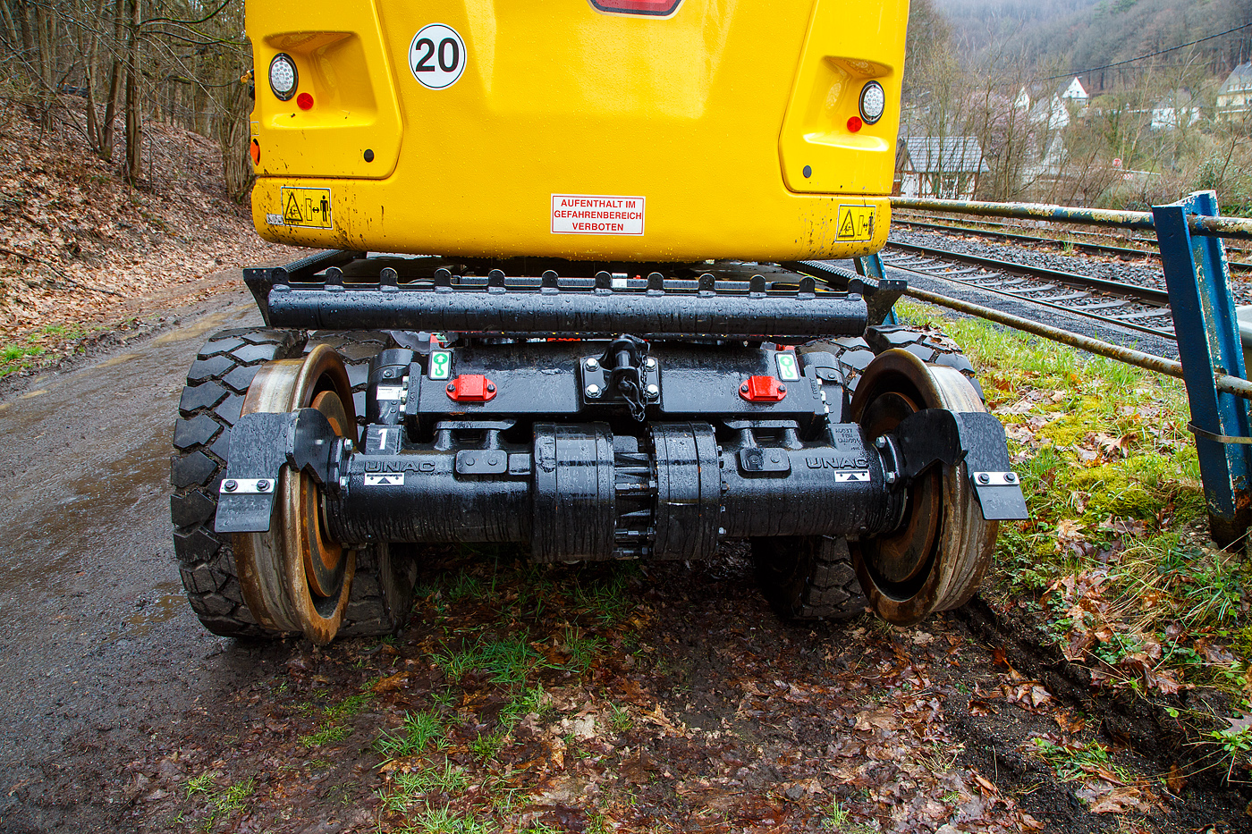 Der hintere hydrostatische Schienenradantrieb (vom franz�sischen Spezialmaschinenbauer UNAC) von dem Caterpillar CAT M323F Zweiwegebagger mit hydrostatischem Schienenradantrieb (Serien-Nr. RH600 160), Kleinwagen Nr. D-ZBM 99 80 9902 510-3 der ZEPPELIN Baumaschinen GmbH (Garching) abgestellt am 01.04.2023 beim Hp Gr�nebach Ort (an der Hellertalbahn).