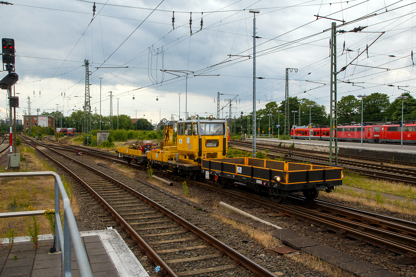 Der Klv 53 der Bauart BA 531 - Schwerer Rottenkraftwagen mit der Schwer Kleinwagen Nr. 99 80 9610 001-6 der SEK e.K. (Horst) bzw. Martin Steinbrecher Gleisbau GmbH, rangiert  am 31.05.2022, mit dem vorangestellten Gleiskraftwagenanh�nger Kla 03 (Kleinagen Nr. 99 80 9750 429-9) und angehangen Gleiskraftwagenanh�nger Kla 03 (Kleinagen Nr. 99 80 9750 430-7), beim/im Hbf M�nster (Westf.).  

Die Abk�rzung Klv steht f�r Kleinwagen mit Verbrennungsmotor. Oft wird er auch als Skl 53 bezeichnet, wobei das Skl f�r Schwerkleinwagen steht. Die Bauart BA 531 hat einen Deutz-Dieselmotor vom Typ F6L 413 mit 116 PS Leistung und eine Ladekran vom Typ Atlas AK 3001 DB

TECHNISCHE DATEN von Klv 53 
Spurweite: 1.435 mm (Normalspur)
Achsformel: B
L�nge �ber Puffer: 6.870 mm
Achsabstand: 3.750 mm
H�chstgeschwindigkeit : 70 km/h
Eigengewicht: 10 t (urspr�nglich 8.100 kg)
Nutzlast: 6 t
Anh�ngelast: 42 t
Zur Mitfahrt zugel. Personen: 6
Motor: Deutz luftgek�hlter 6-Zylinder-V-Dieselmotor  F 6L 413 V
Motorleistung: 85 kW (116 PS)

TECHNISCHE DATEN der  Kla 03
L�nge �ber Puffer: 6.300 mm bzw. 6.400 mm
Achsabstand: 3.750 mm bzw. 3.800 mm
H�chstgeschwindigkeit : 70 km/h
Eigengewicht: 4,2
Nutzlast: 10 t
