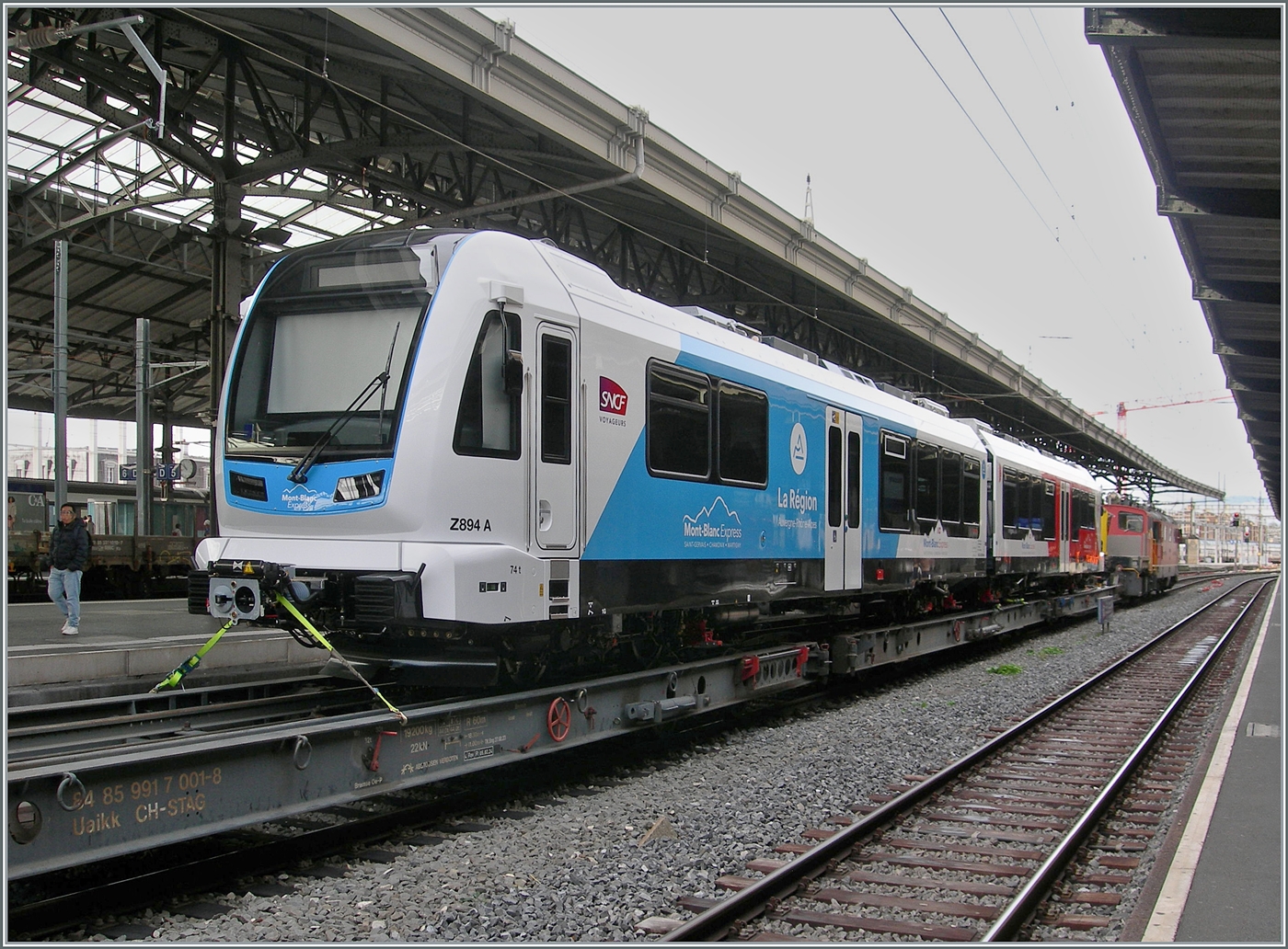 Der in Lausanne auf vier Uaikk verladene, neune zweiteiligen TMR Beh 4/8 SNCF Z 890 Triebzug zeigt sehr sch�n dass die Triebwagen Seite Frankreich im AURA - Blau/Weiss (r�gion Auvergne-Rh�ne-Alpes) lackiert sind und sich Seite Schweiz im Walliser Rot/Weiss zeigen. 29. Okt. 2025