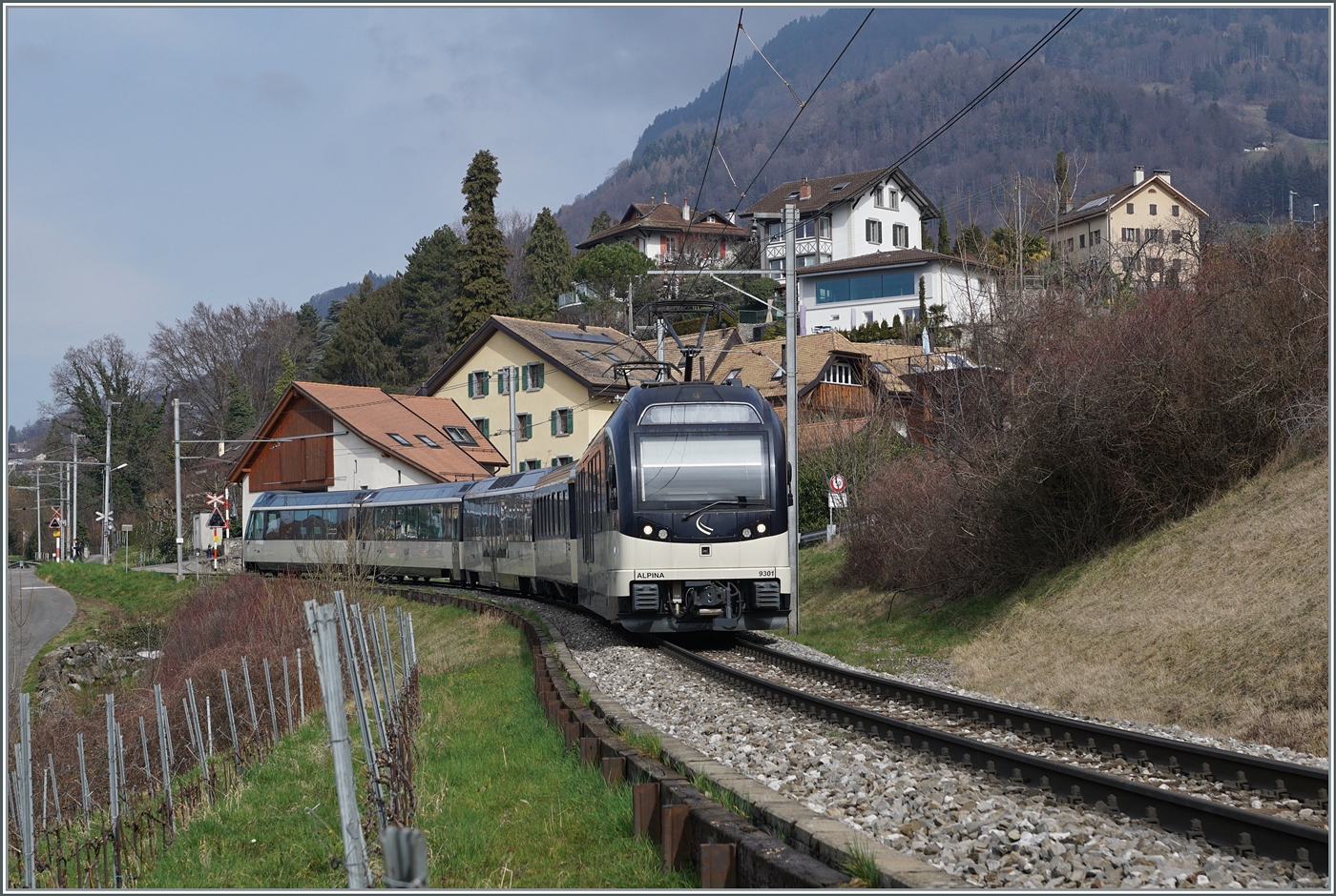 Der MOB ABe 4/4 9301  Alpina  ist bei Planchamp mit einem Regionalzug von Zweisimmen nach Montreux unterwegs. 

28. Feb. 2024