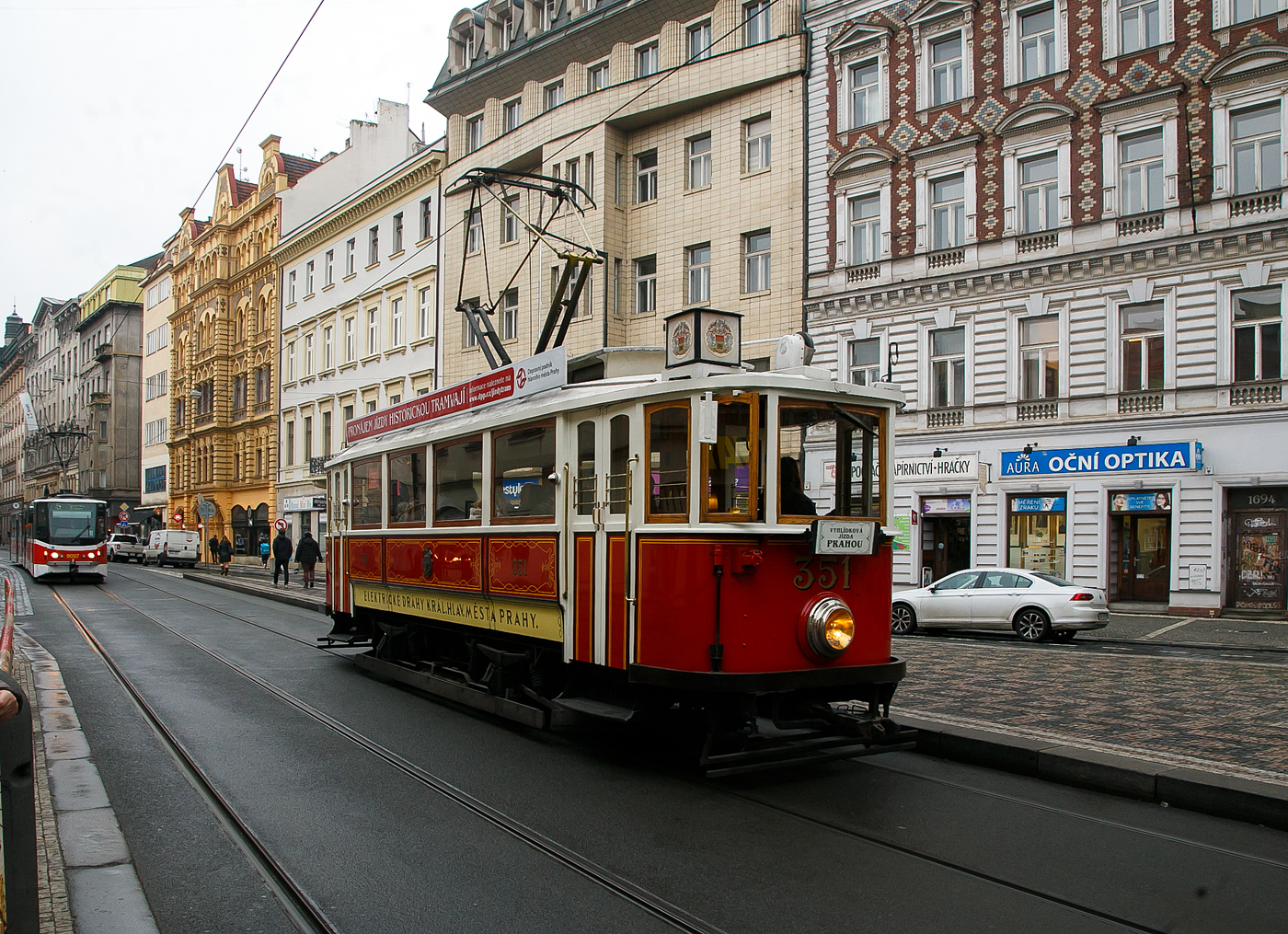 Der Museums-Triebwagen 351, ein Ringhoffer DSM, der Straßenbahn Prag (DPP - Dopravní podnik hlavního města Prahy a.s., ex Elektrické Dráhy královského města Prahy) am 23.11.2022 auf der Senovážné nám. beim Heinrichsturm (Jindřišská věž).

Der Straßenbahnwagen ein Ringhoffer DSM wurde 1915 von den Ringhoffer-Werke AG (tschech. Ringhofferovy závody a.s.) in Prag -Smíchov unter der Fabriknummer 85 231gebaut und an die Städtische Eisenbahn (Elektrické Dráhy královského města Prahy) geliefert. Im Jahr 1963 wurde er zum Arbeitstriebwagen 4023 und 1974 zum Schneepflug-Triebwagen 4213, so war er bis 1991 im Betrieb und ging dann ans MHD-Museum (Muzeum městské hromadné dopravy) und wurde in den Urzustand zurück gebaut.

Die Ringhoffer-Werke AG fusionierte 1935 mit der Tatra-Werke AG, Automobil- und Waggonbau in Kopřivnice zur Ringhoffer-Tatra Werke AG. Am 7. März 1946 wurde die Firma, entsprechend des Dekretes Nr. 108 des Präsidenten der Tschechoslowakei (Edvard Beneš) vom 24. 10.1945 verstaatlicht und Ringhoffer enteignet. Das Unternehmen firmierte dann als Tatra, národní podnik, bis es wieder in die Einzelbetriebe aufgespalten wurde. Die Betriebe des Schienenfahrzeugbaues wurden 1958 einschließlich der slowakischen Waggonfabrik Poprad unter der Firma Československé vagónky Tatra n.p. mit Sitz in Studénka zusammengeschlossen. Tatra in Kopřivnice produzierte fortan nur noch Kraftfahrzeuge.

Das ehemalige Ringhoffer-Werk in Prag-Smíchov firmierte zunächst als Vagonka Tatra Smíchov n.p., ab 1963 als Teilbetrieb von ČKD als ČKD Tatra n.p. Seit 2001 gehört es zum Siemens-Konzern. Wichtigstes Produkt des Werkes waren von 1951 bis 1999 die sogenannten Tatra-Straßenbahnen, die in fast alle Länder des damaligen Ostblocks exportiert wurden.
