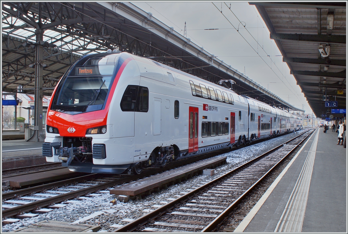 Der neue SBB RABe 512 008 (94 85 0 512 008-9 CH-SBB) für den Fernverkehr bei einer Test-Fahrt in Lausanne. Noch fehlen die Anschriften für die erste und zweite Klasse. 

23. Jan. 2023