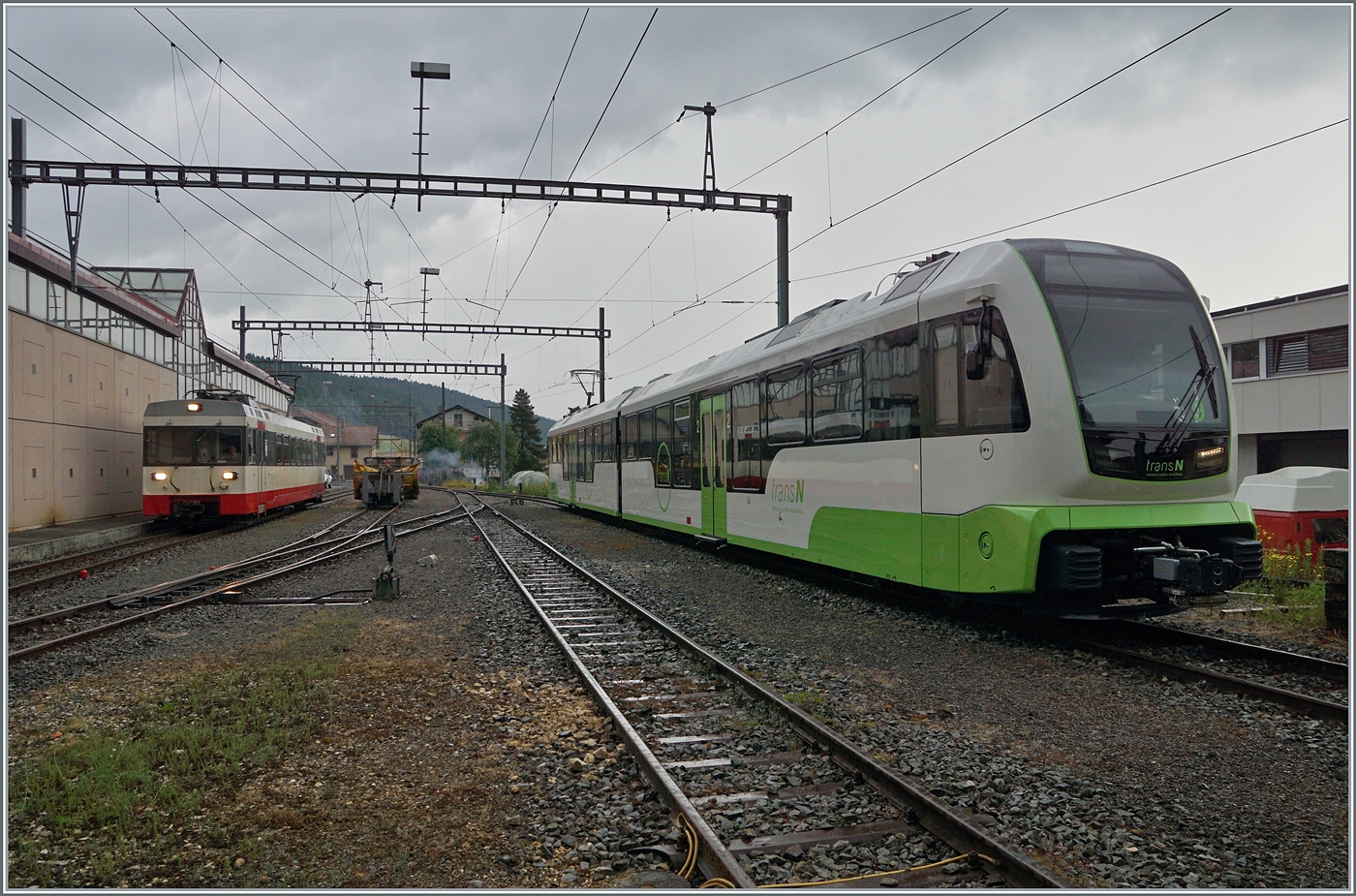 Der neue TransN ABe 4/8 N° 9 seht in Les Ponts de Martel, während für den Planverkehr zu diesem Zeitpunkt (noch) die beiden BDe 4/4 6 und 8 im Einsatz stehen, Links im Bild ist der ankommende BDe 4/4 N° 6 als Regionalzug R22 318 zu sehen.

26. Juni 2024 